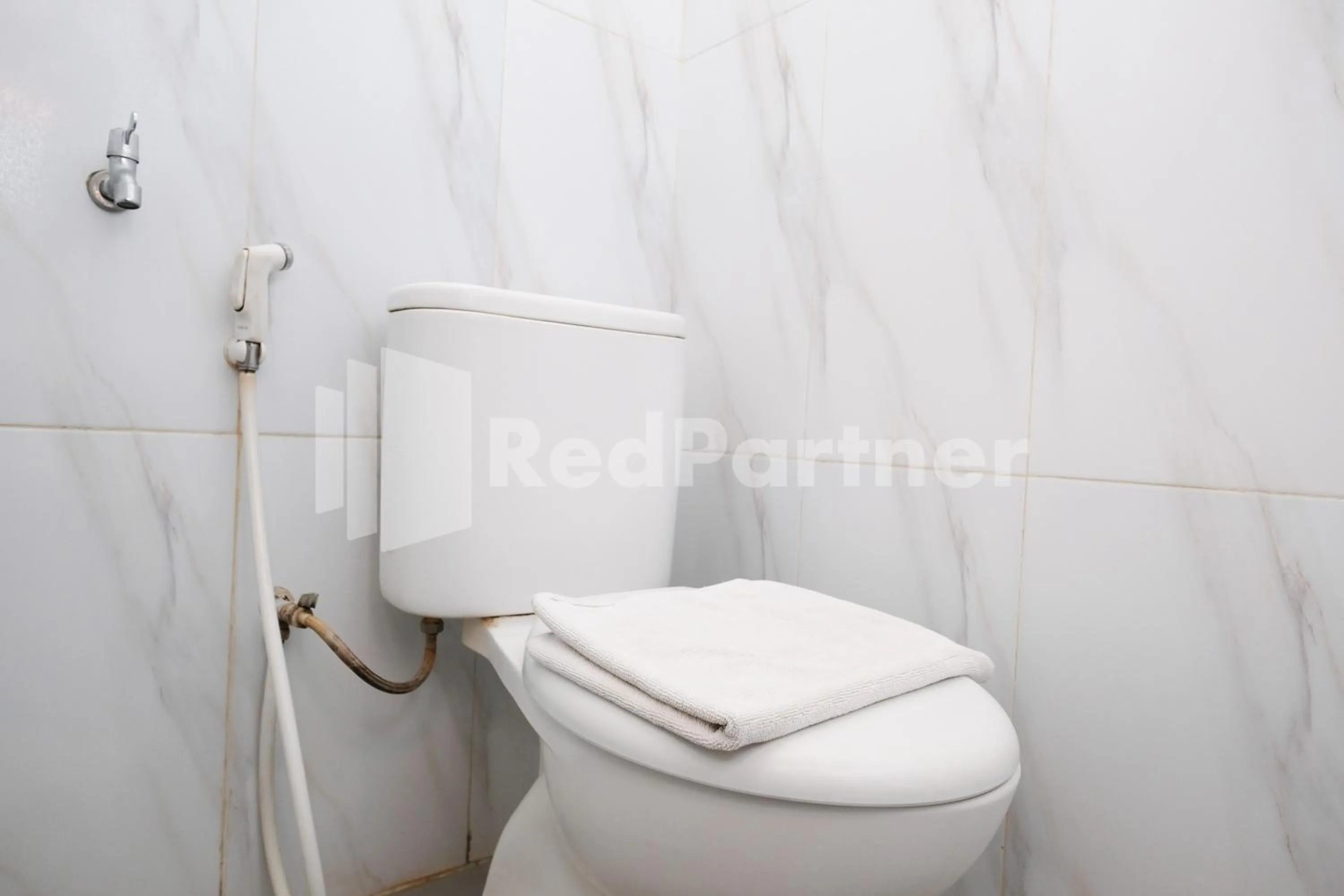 Bathroom in Hotel Andono near YIA Mitra RedDoorz