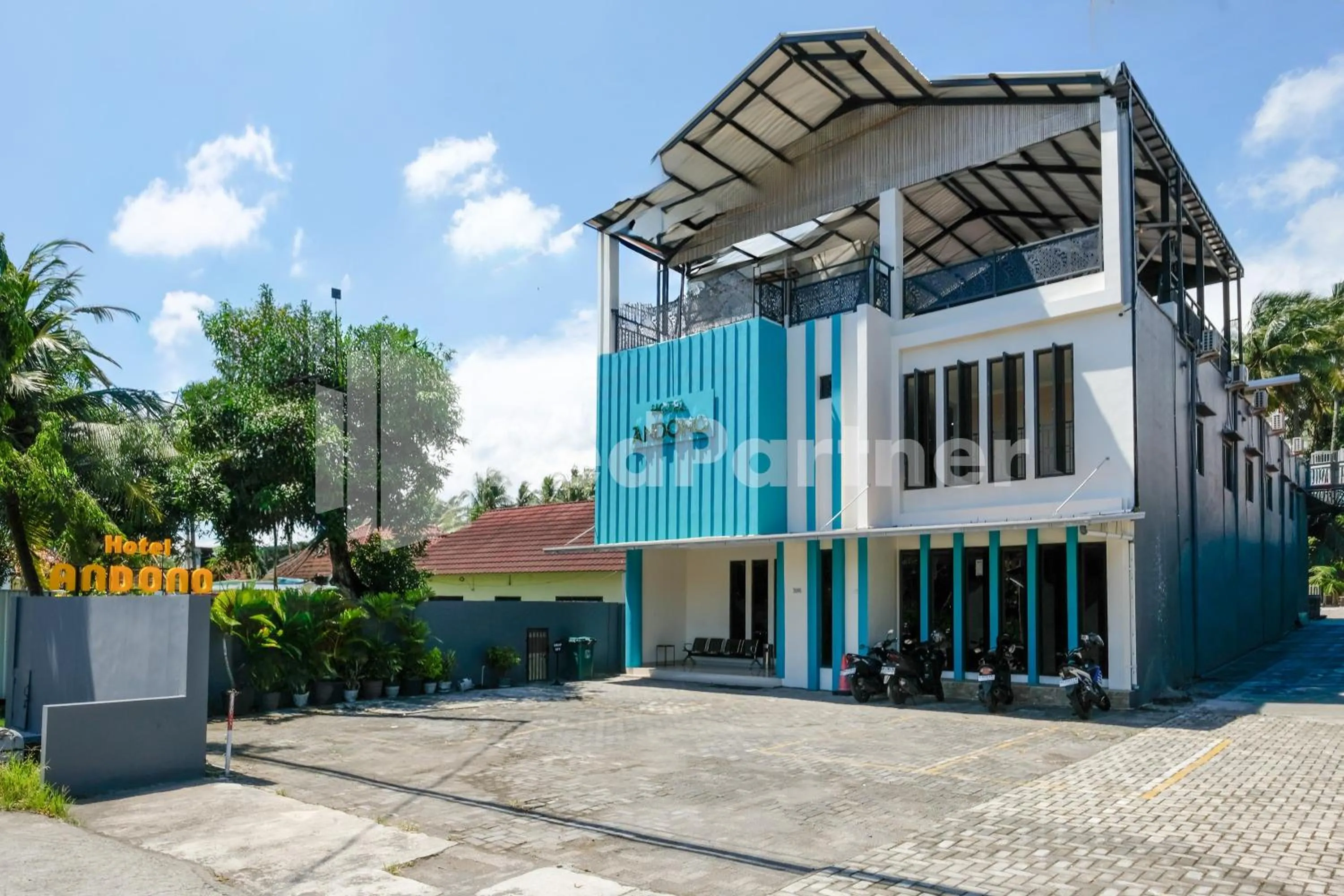 Facade/entrance in Hotel Andono near YIA Mitra RedDoorz