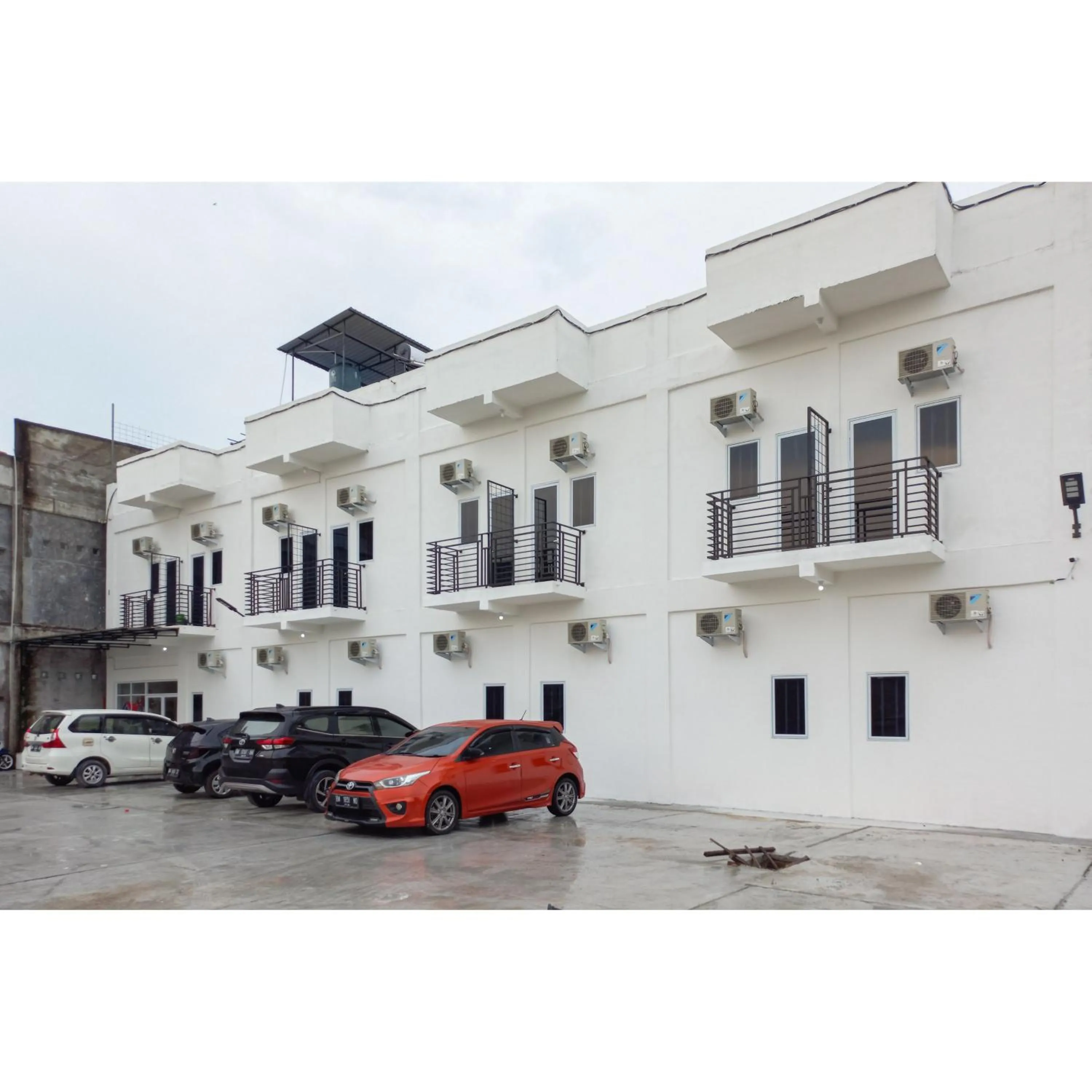 Facade/entrance in RedDoorz near Terminal Roro Bandar Sri Junjungan