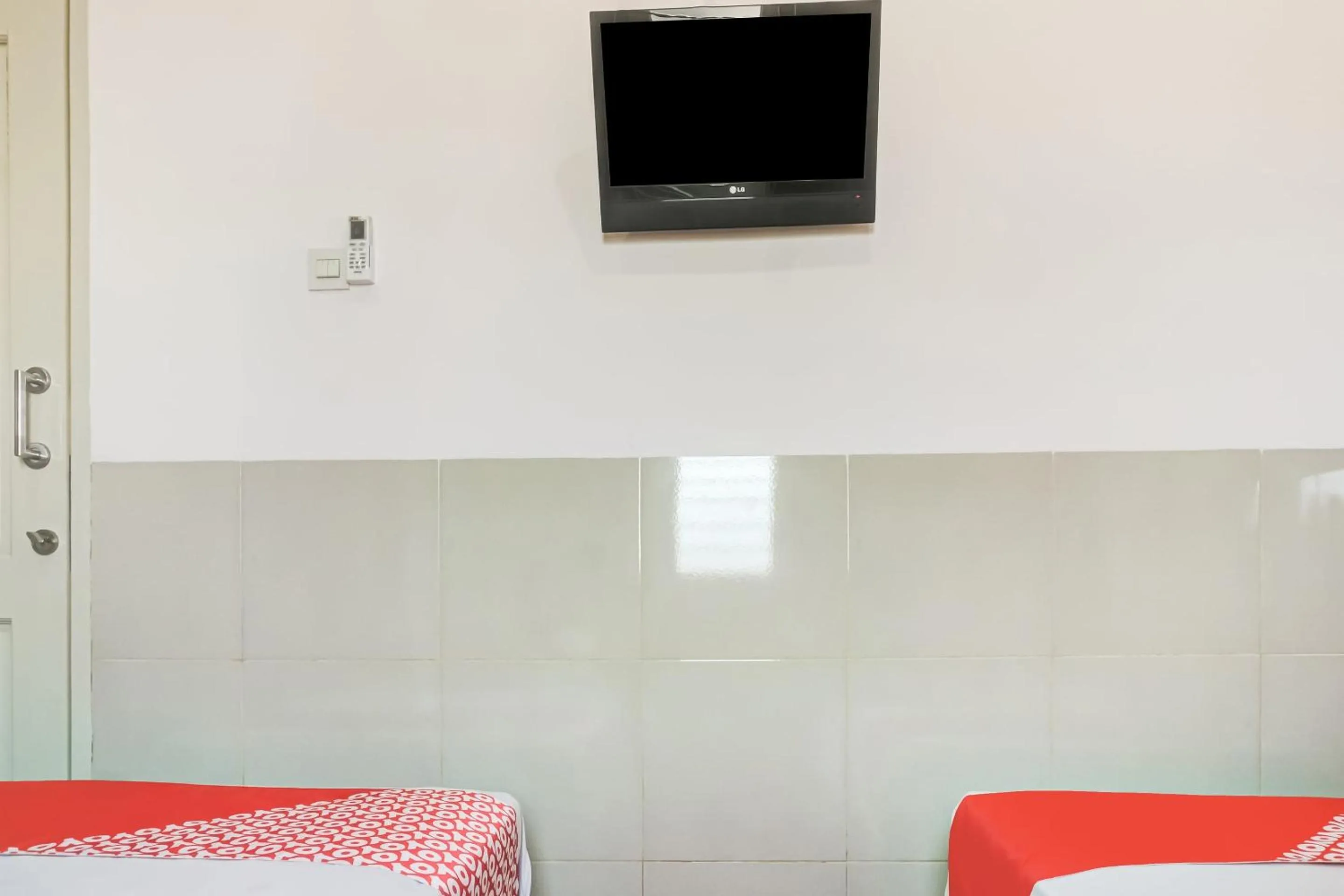 Bedroom, Bed in OYO 91316 Hh Guest House Makassar