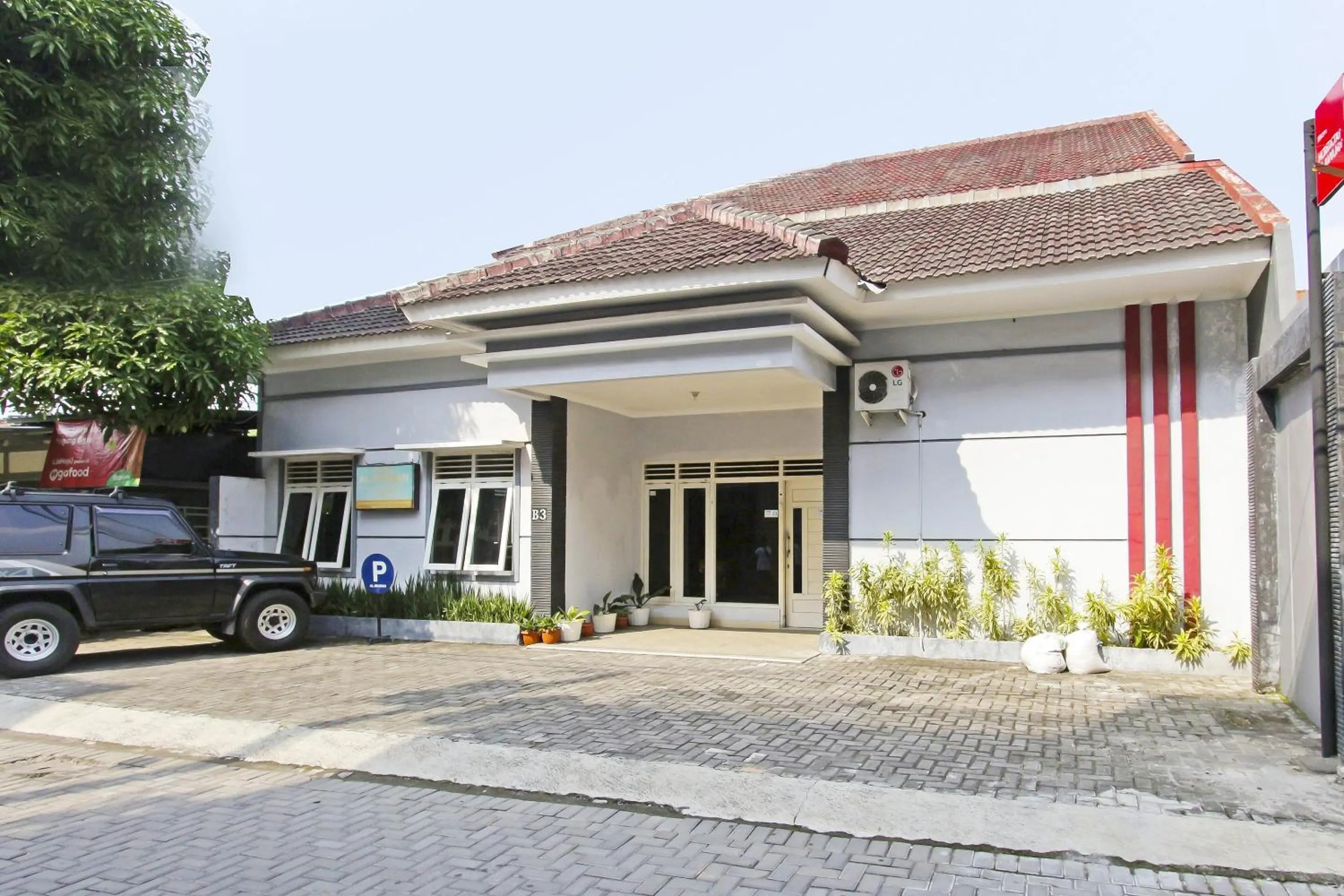 Facade/entrance in Hotel O Homestay Al Maidah