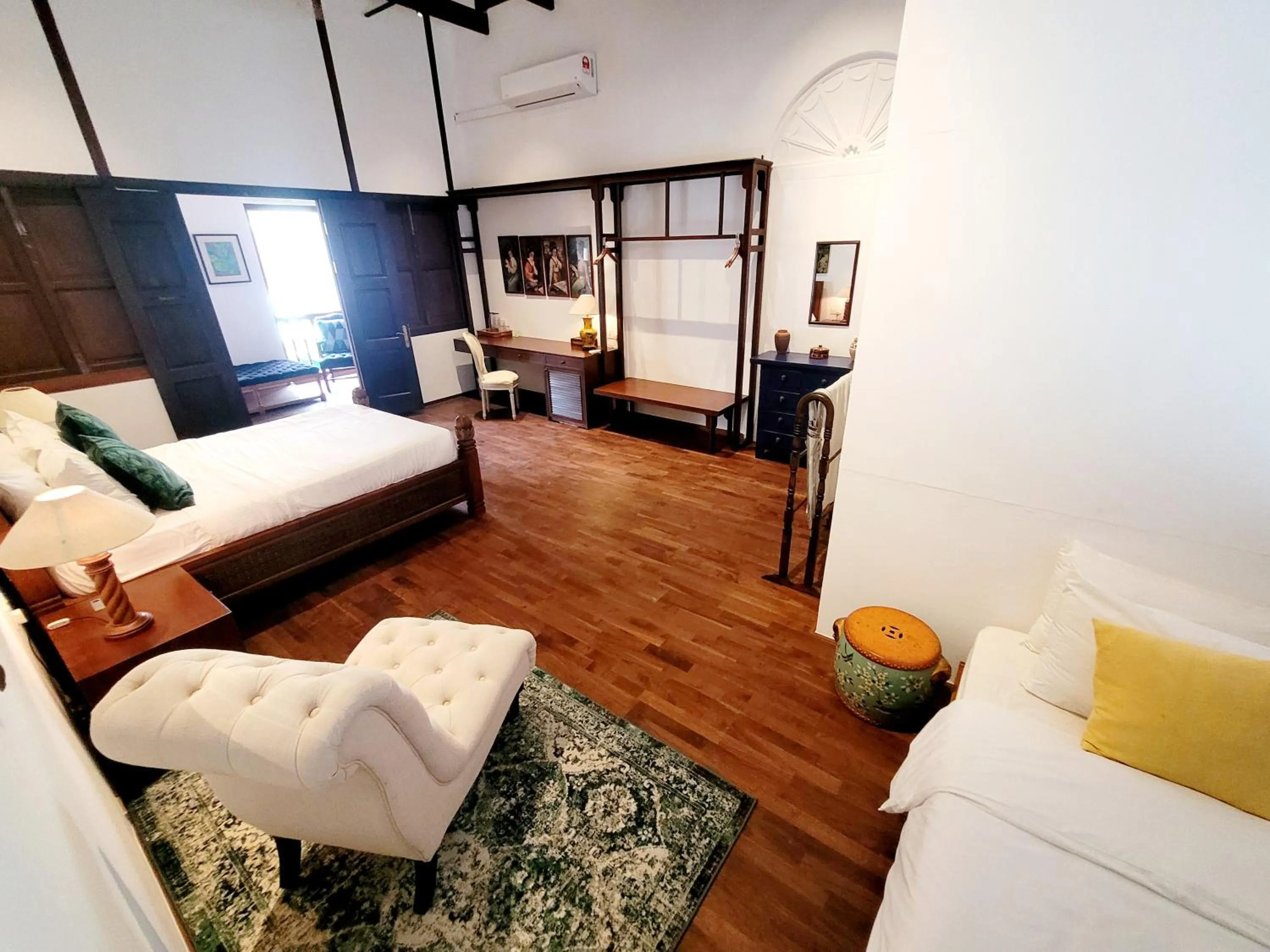 Photo of the whole room, Bed in East Indies Mansion