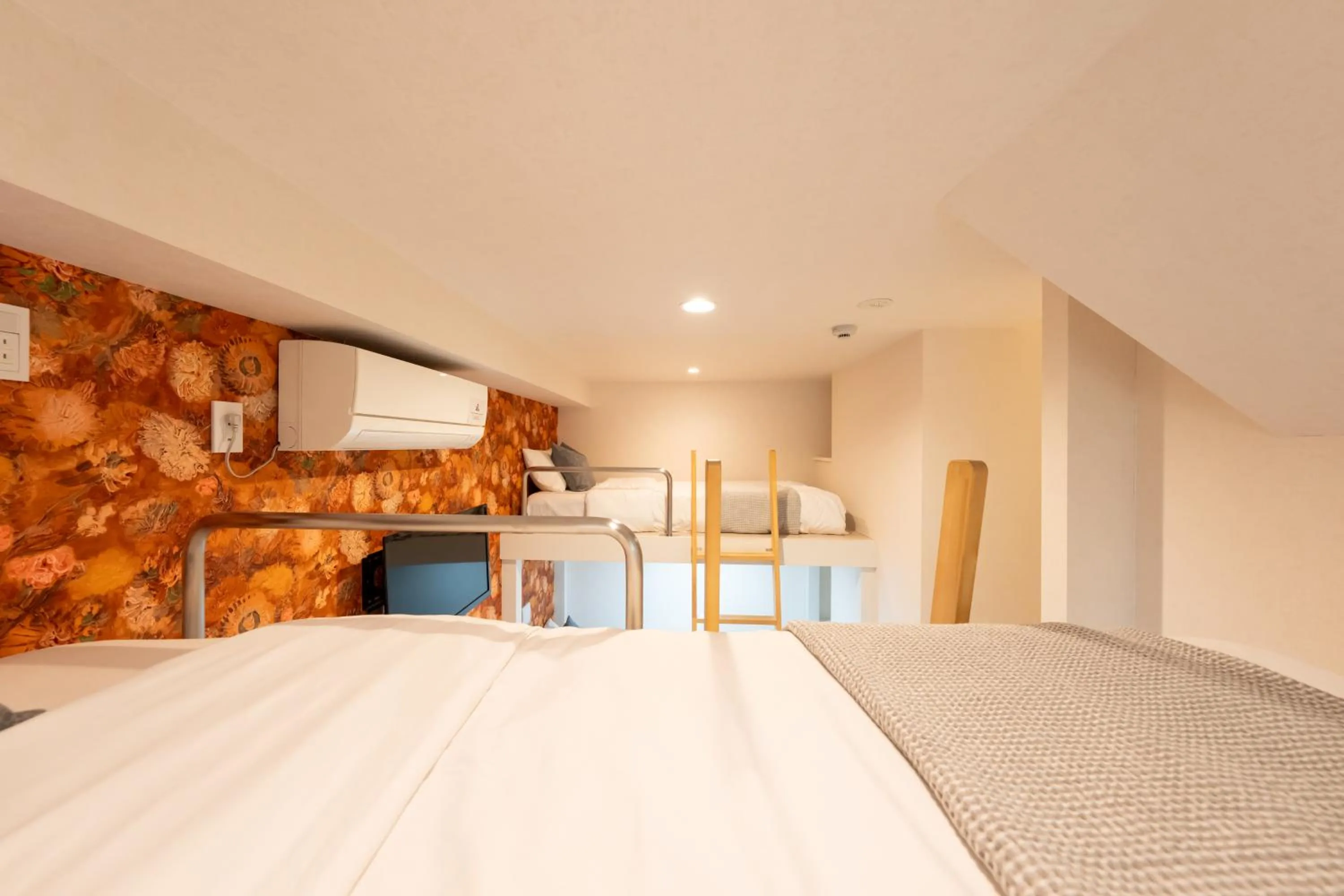 bunk bed, Bed in GRAND CAVE MOTOMACHI