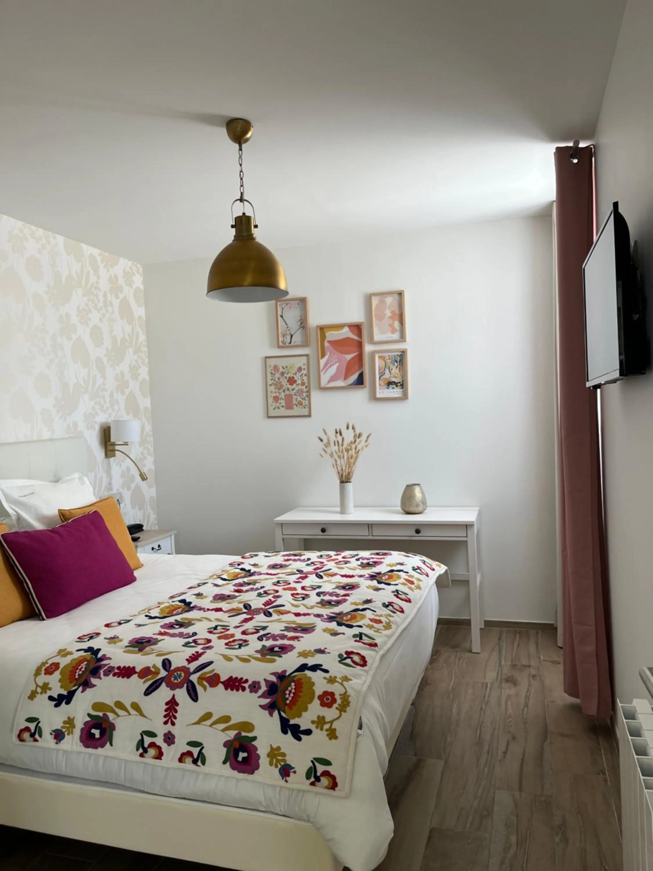 Bed in Hôtel Échappée en Baie - Parking privé gratuit dont forfaits bornes électriques réservable