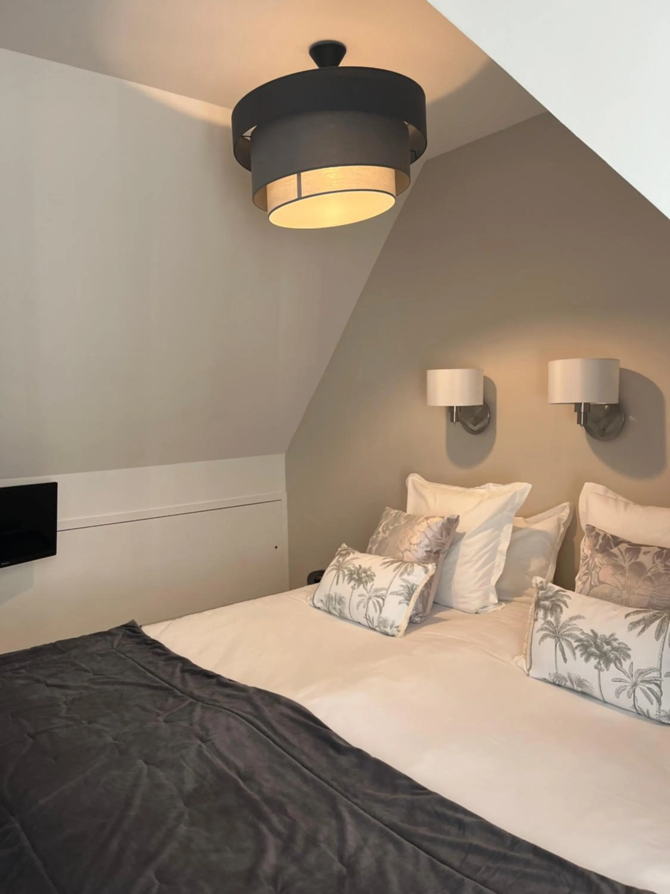 Bed in Hôtel Échappée en Baie - Parking privé gratuit dont forfaits bornes électriques réservable