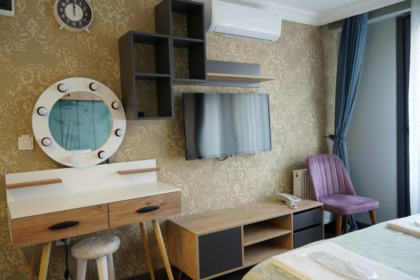 TV and multimedia, Bed in Middle Village