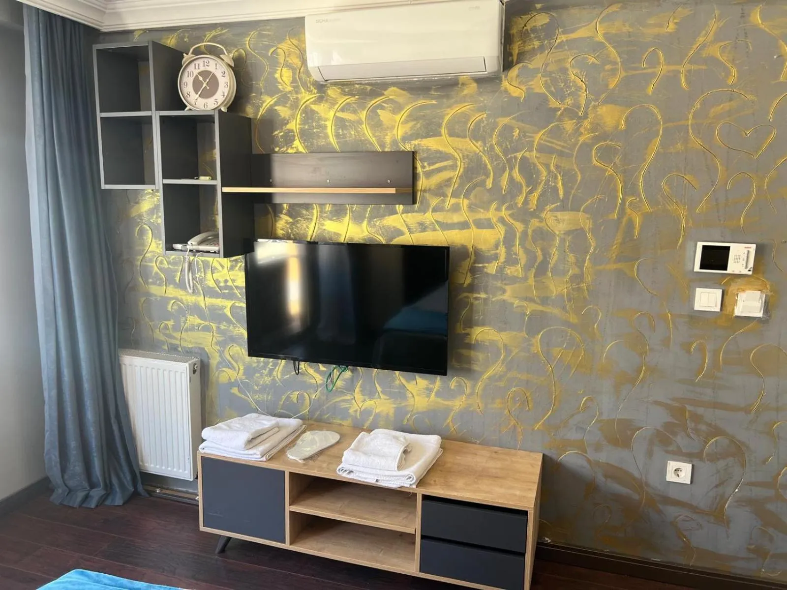 Communal lounge/ TV room in Middle Village