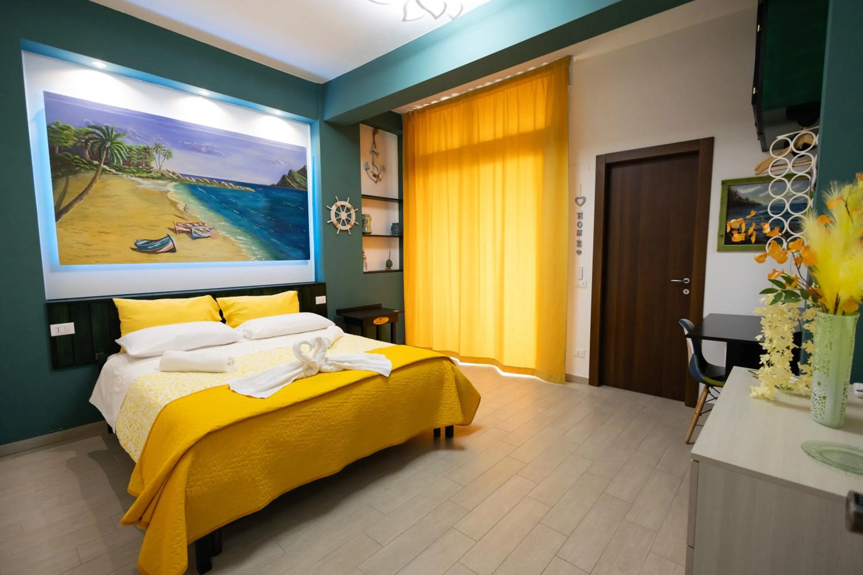 PalerMonAmour Art Gallery Suite
