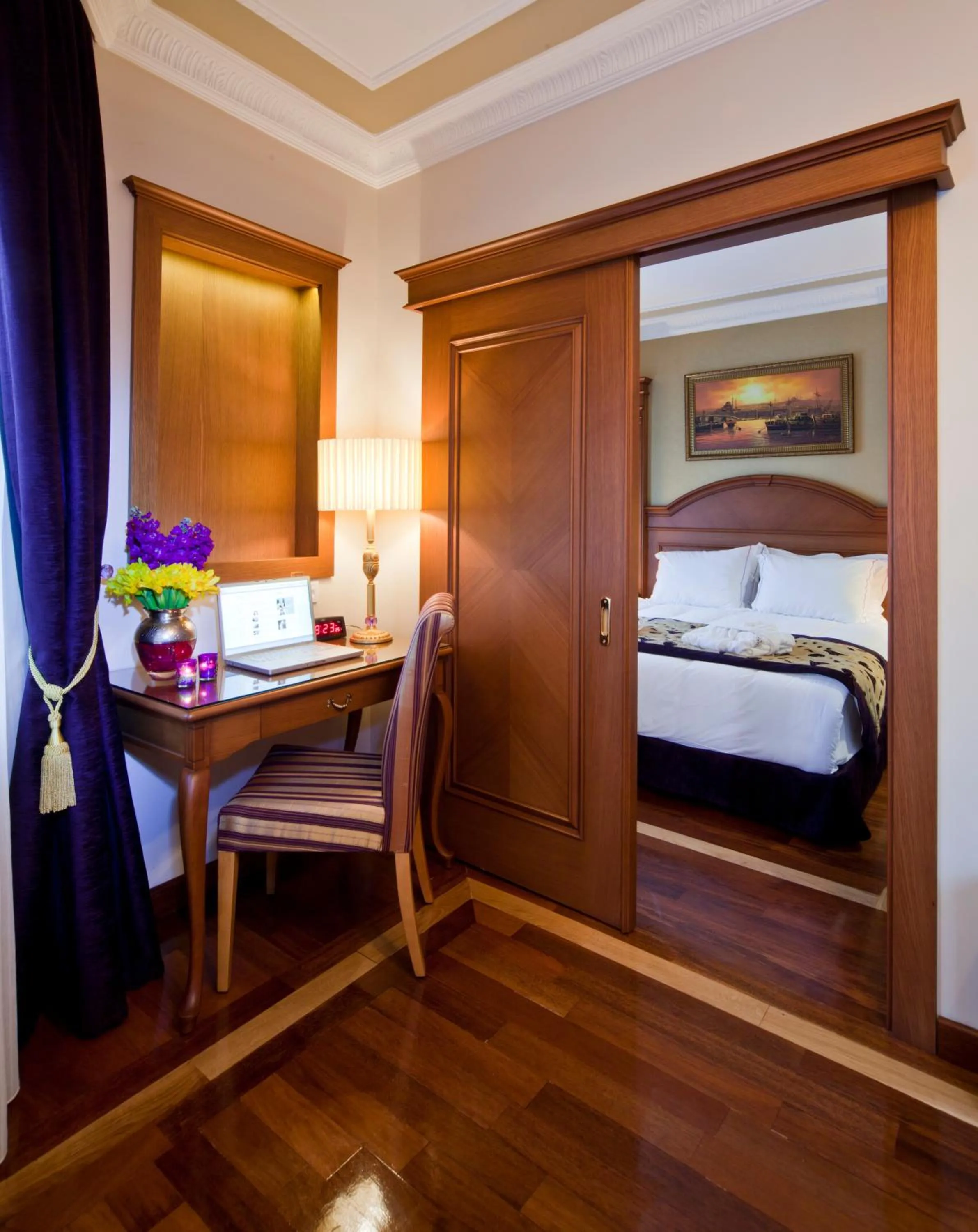 Bed in GLK PREMIER Acropol Suites & Spa