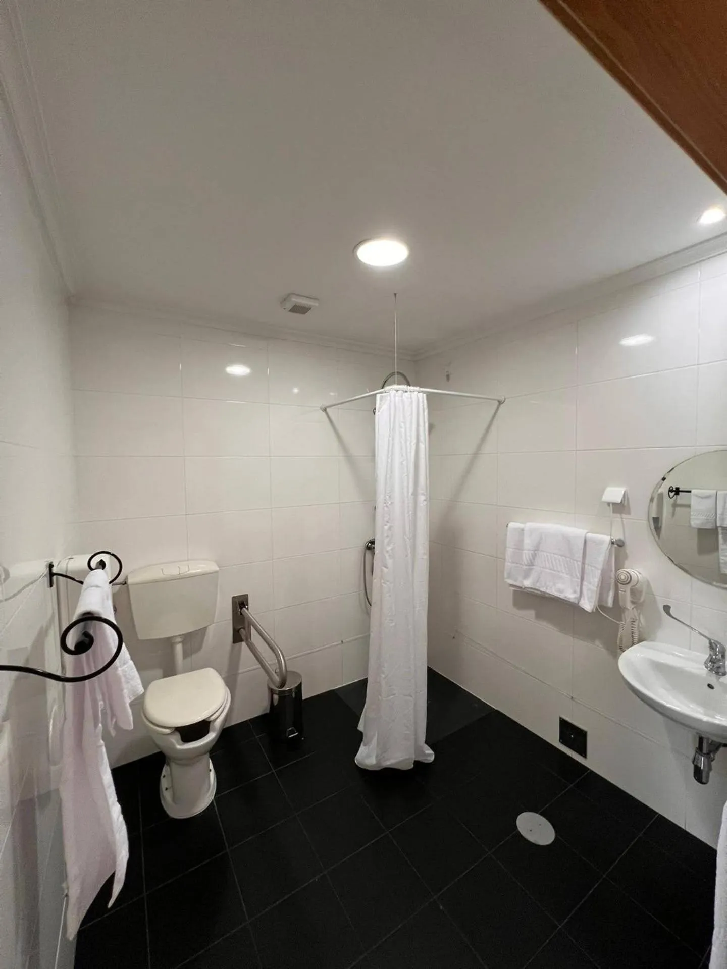 Toilet in Vale do Zêzere Hotel