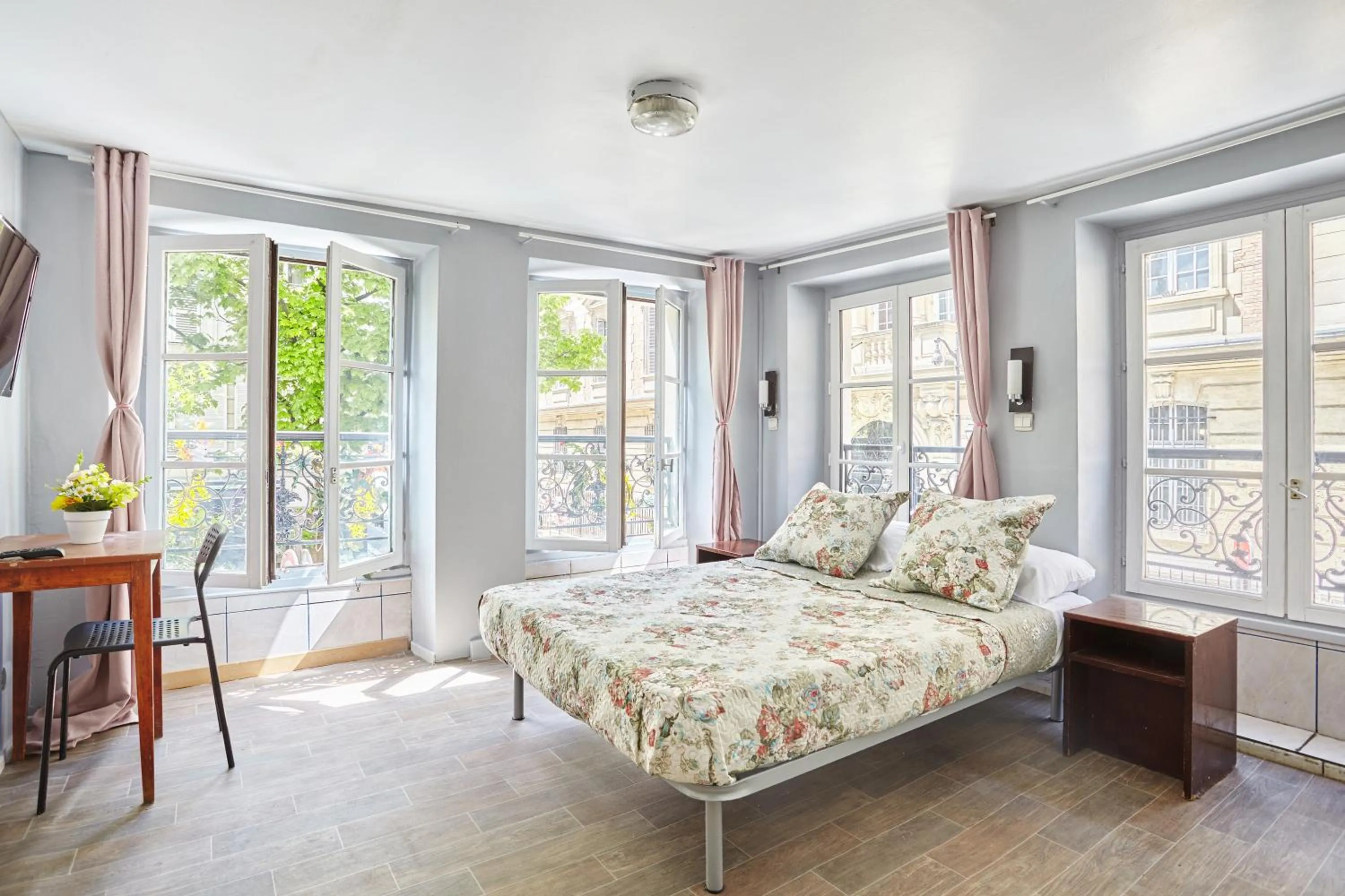 Photo of the whole room, Bed in Le Petit Borda