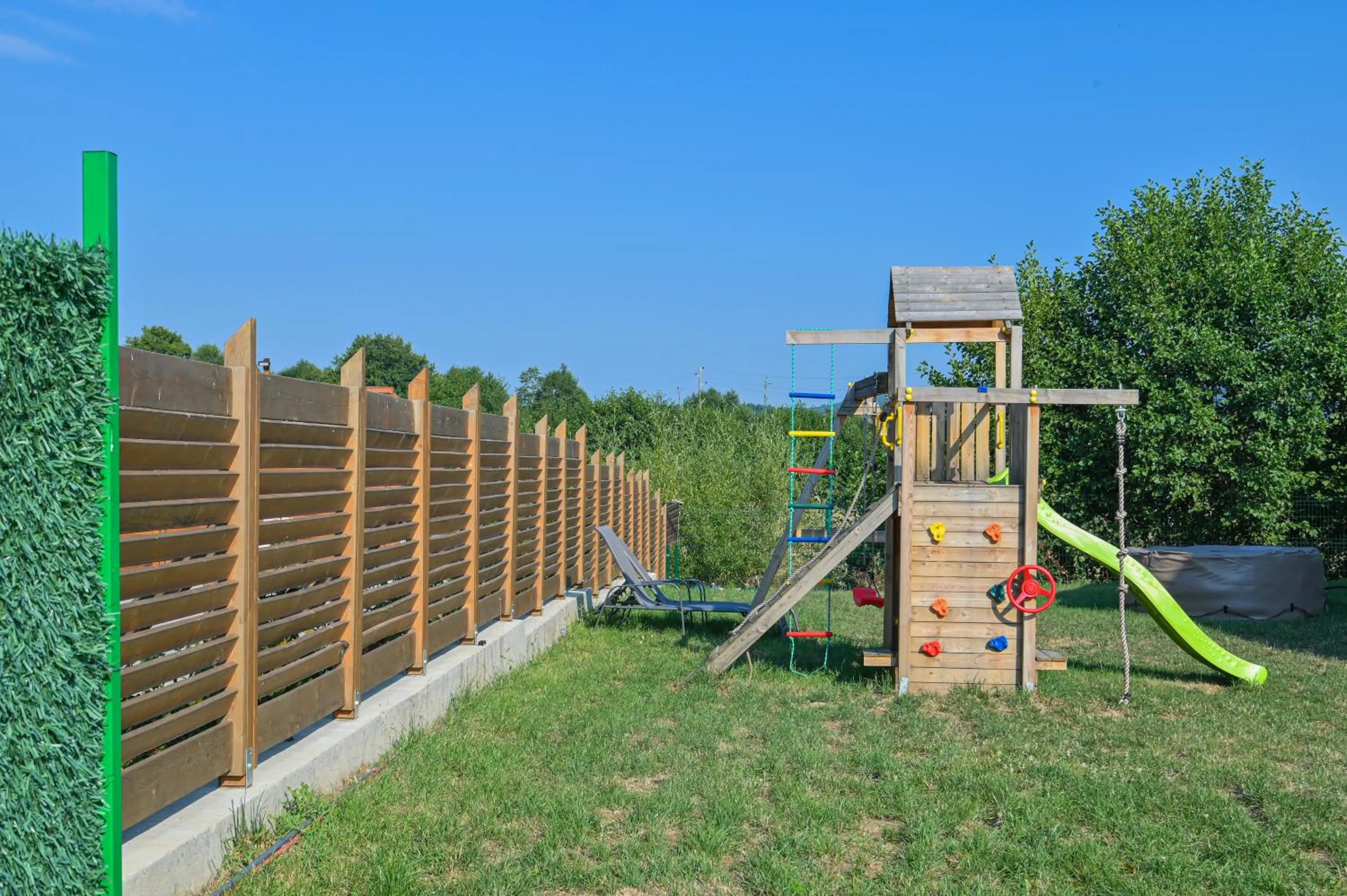 Garden view in Villa Letizia & Raphael w Sauna near Pirin Golf Resort