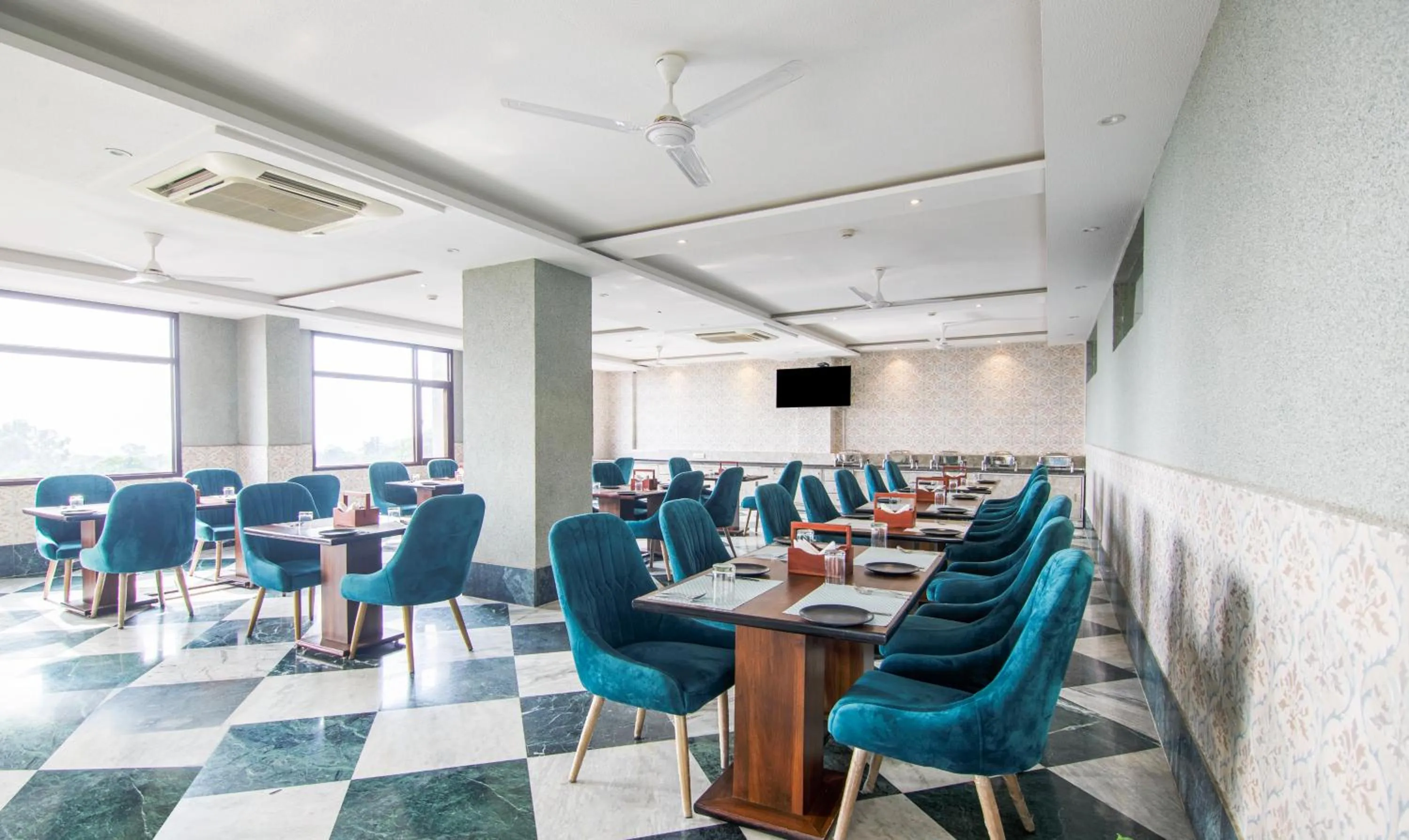 Restaurant/places to eat in Treebo Trinetar International