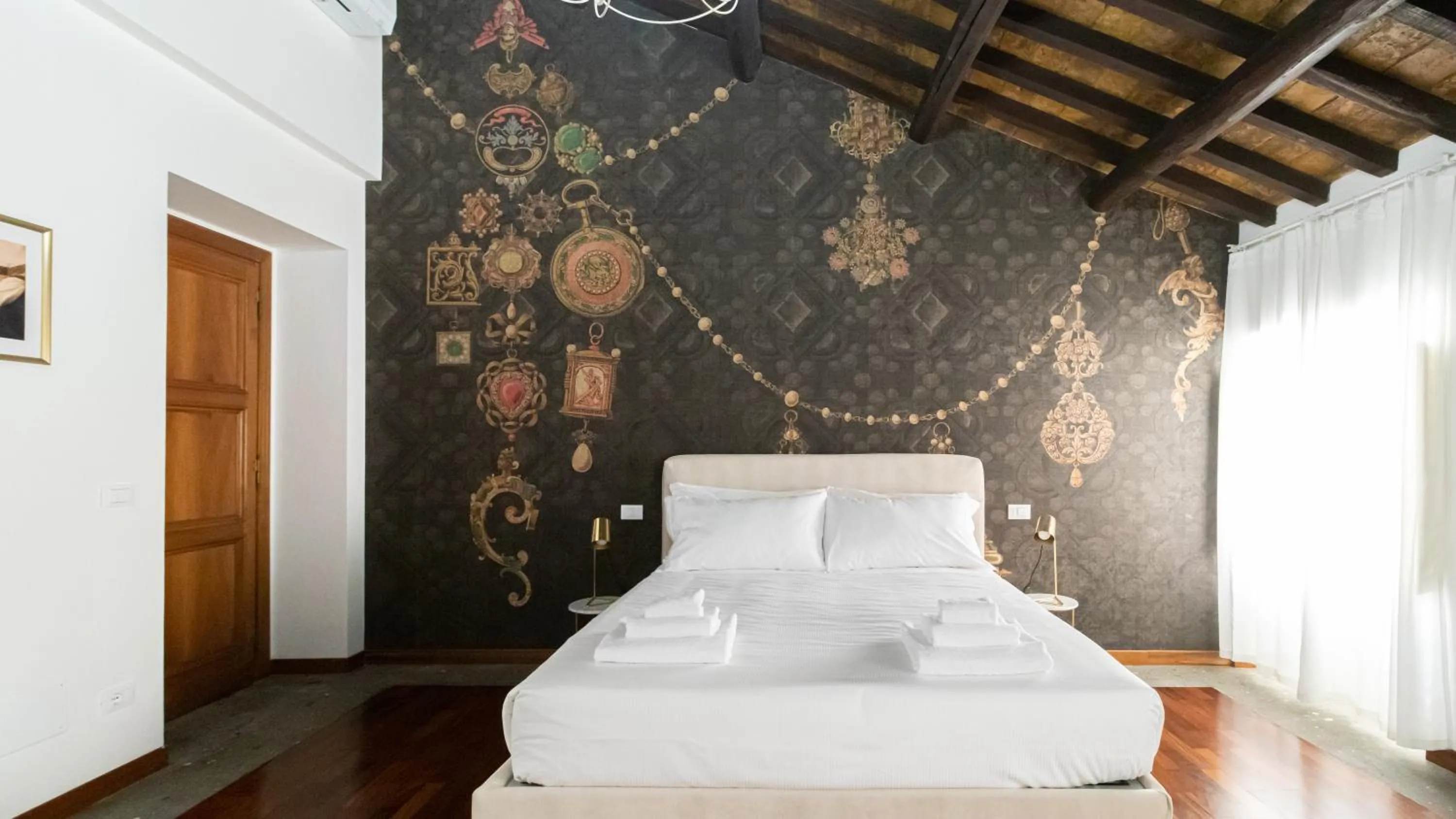 Bed in Italianway Collection - Barberini Elegantia Apartments Roma