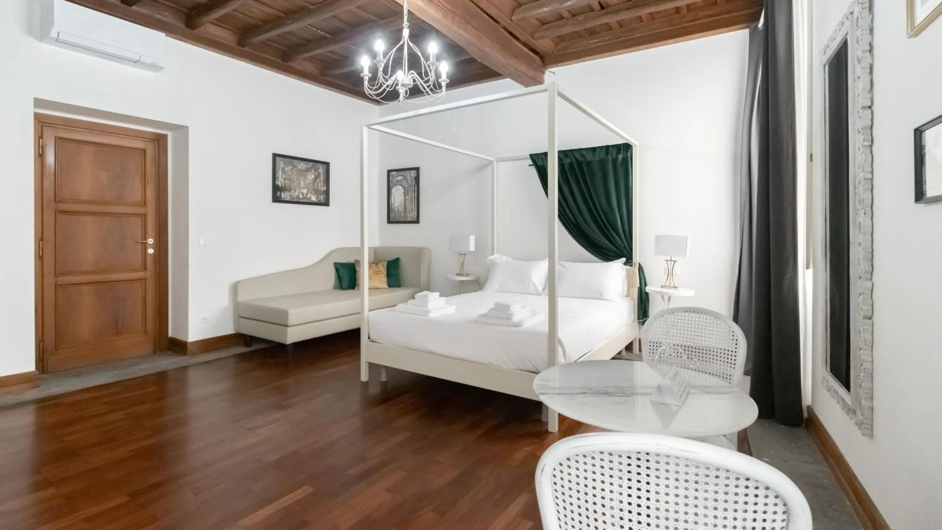Bed in Italianway Collection - Barberini Elegantia Apartments Roma