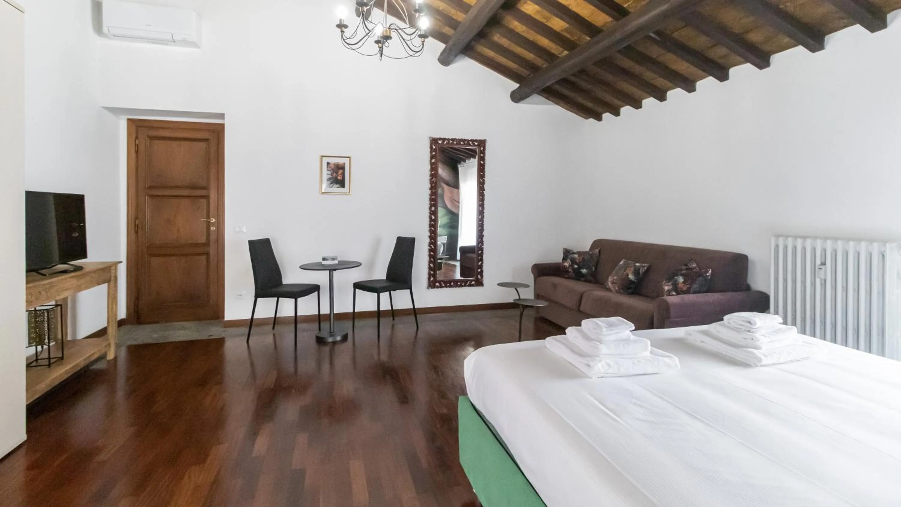 Photo of the whole room, Bed in Italianway Collection - Barberini Elegantia Apartments Roma