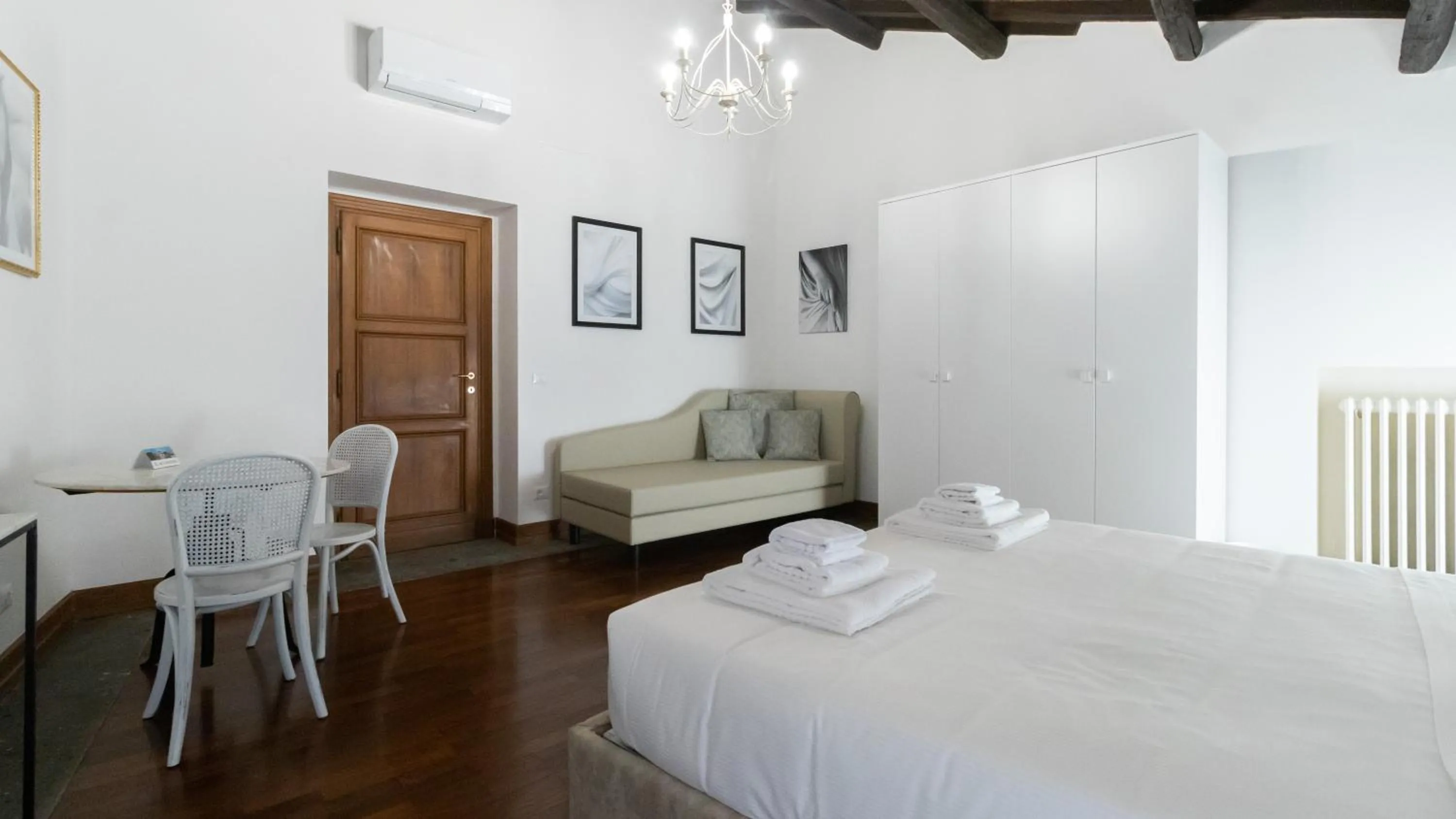 Bed in Italianway Collection - Barberini Elegantia Apartments Roma