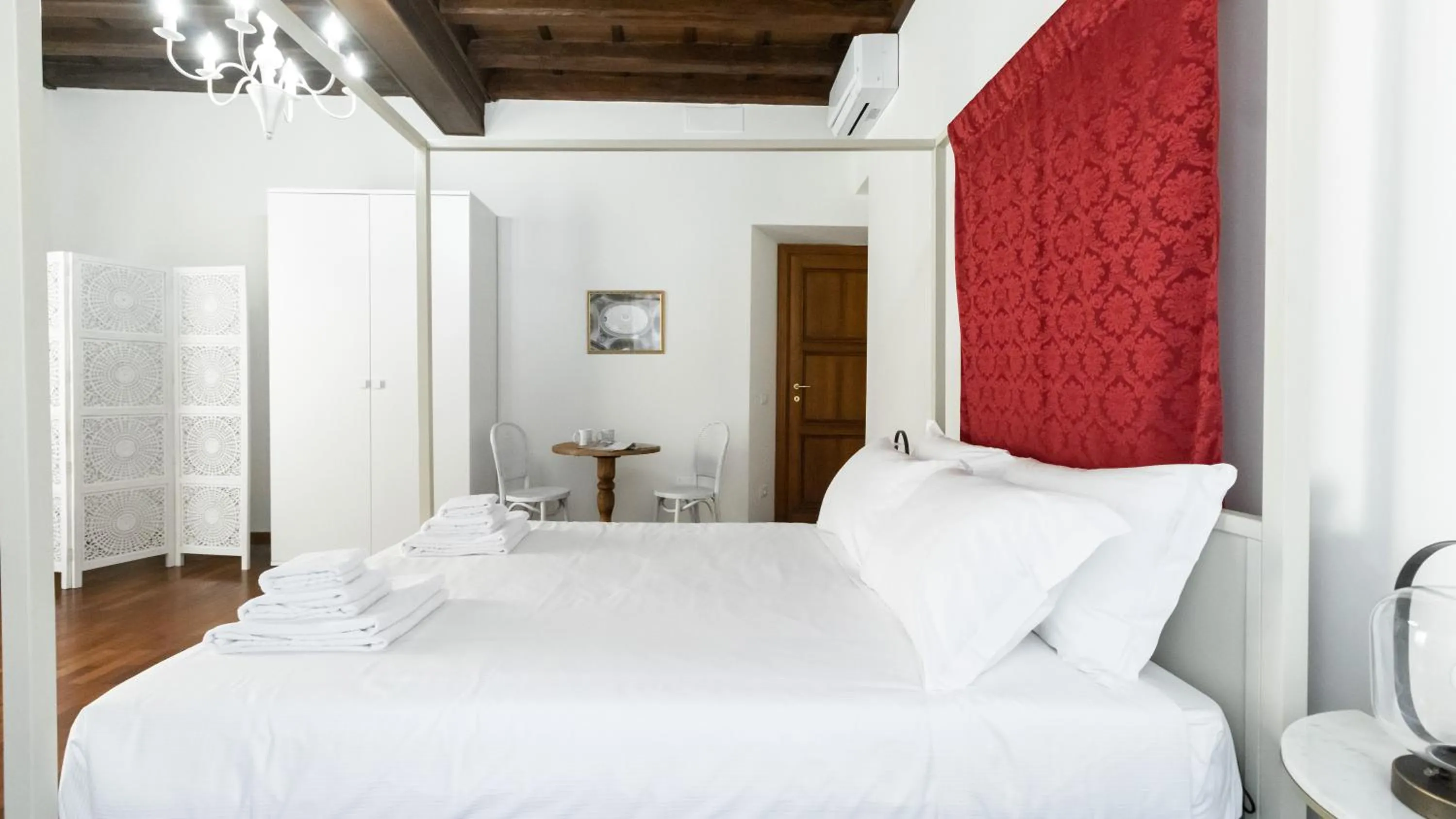 Bed in Italianway Collection - Barberini Elegantia Apartments Roma