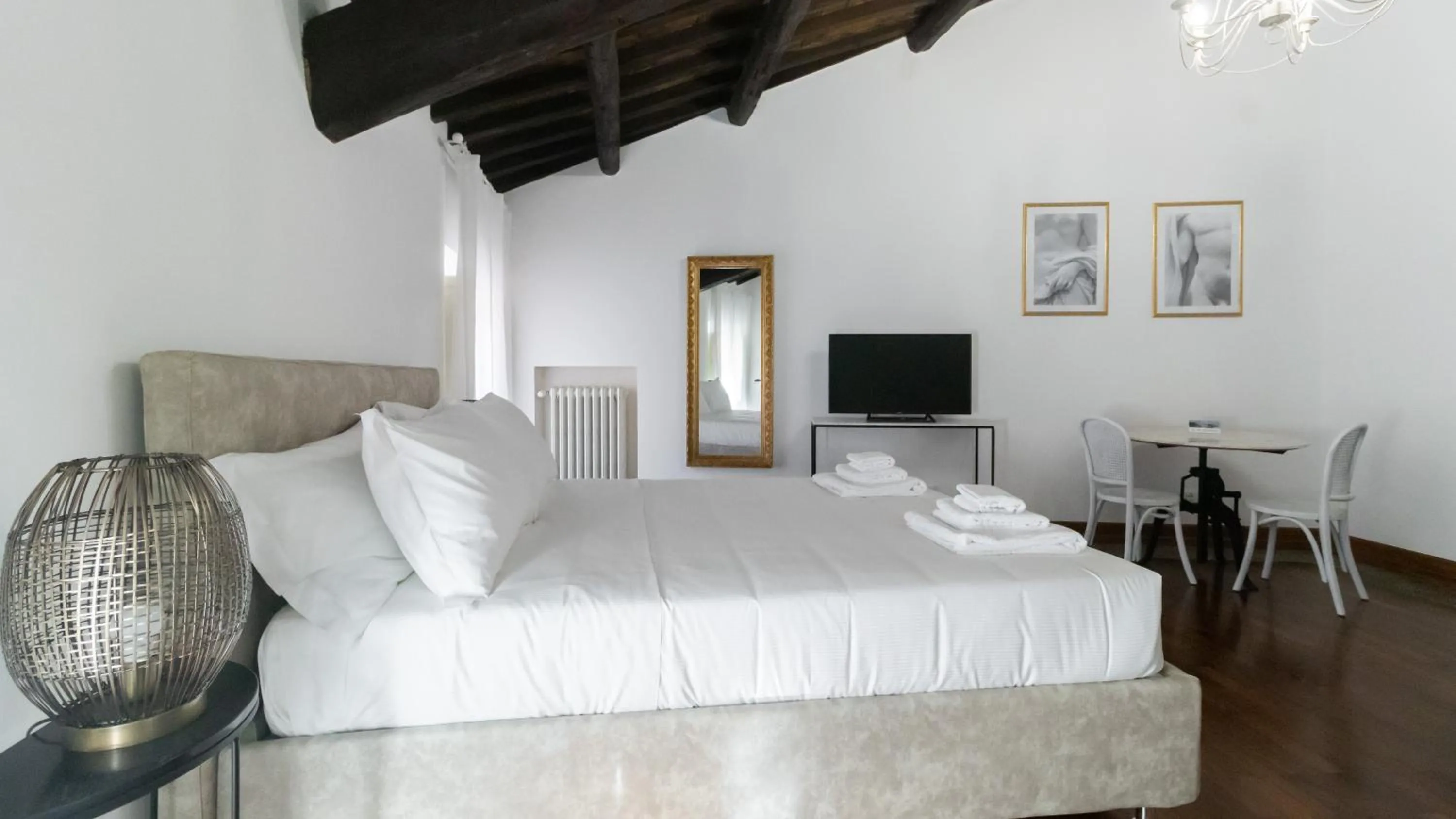 Bed in Italianway Collection - Barberini Elegantia Apartments Roma