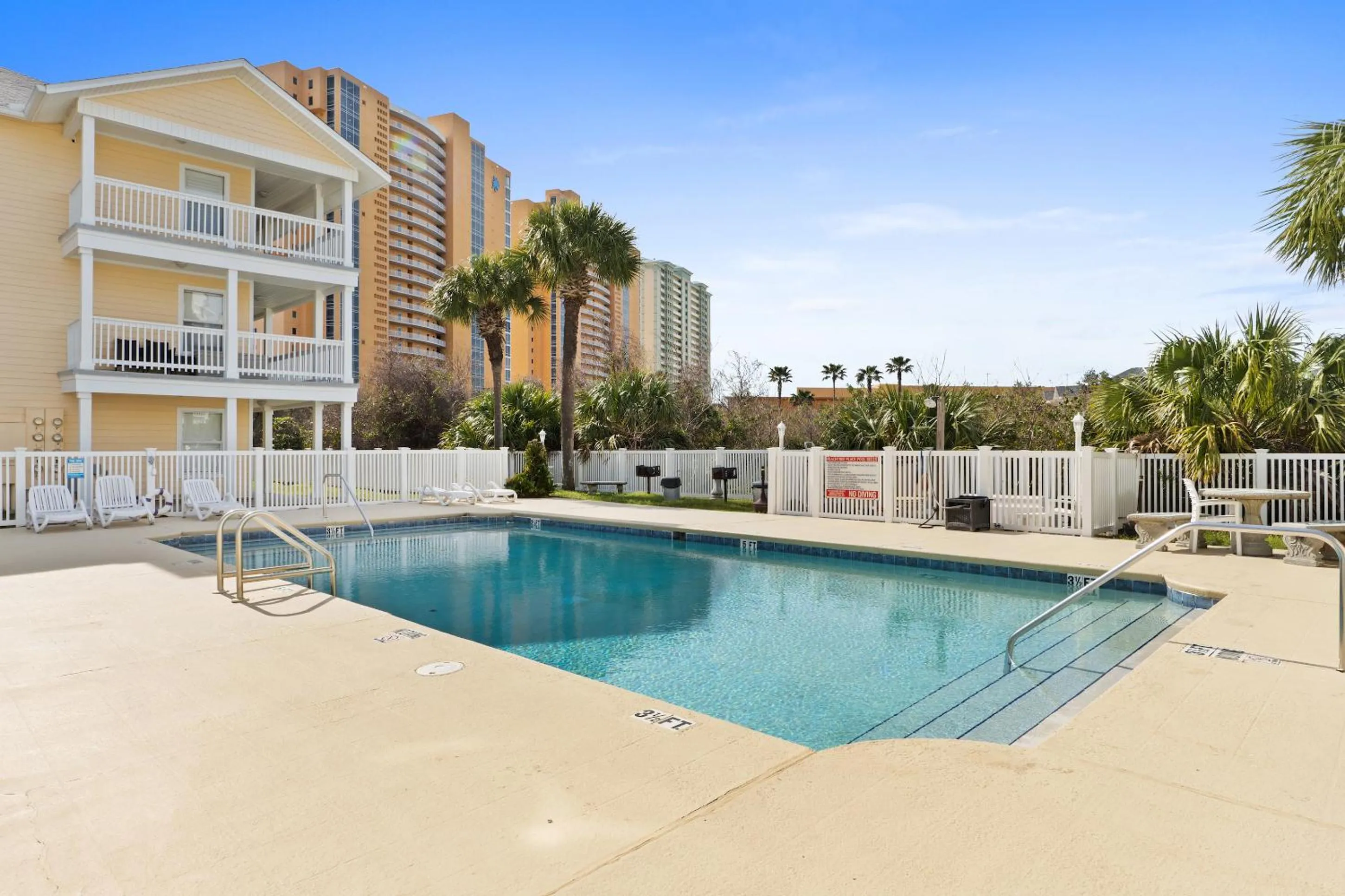 Property building in Peachtree Place Condominiums by Panhandle Getaways