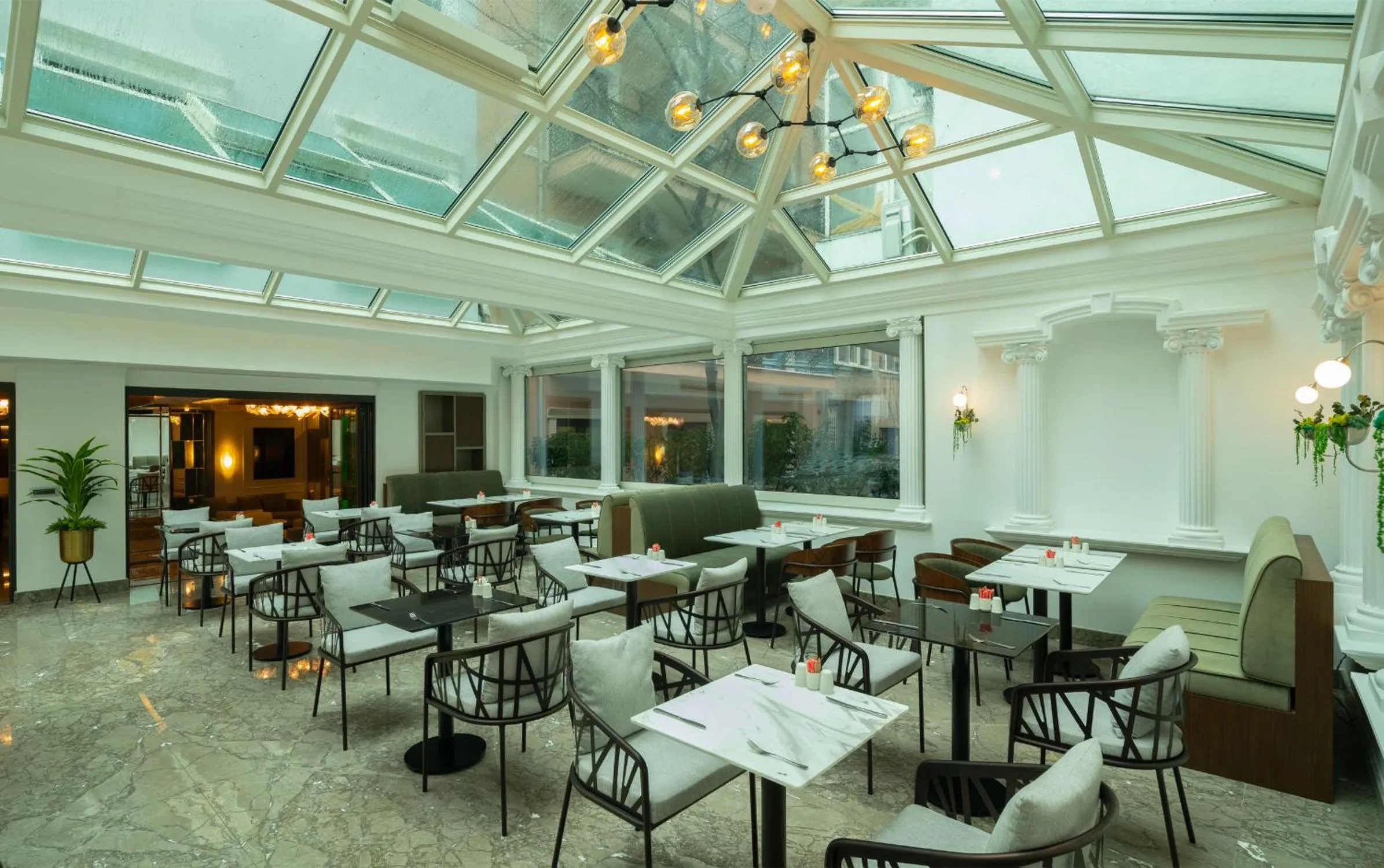 Restaurant/places to eat in Hotel Nena