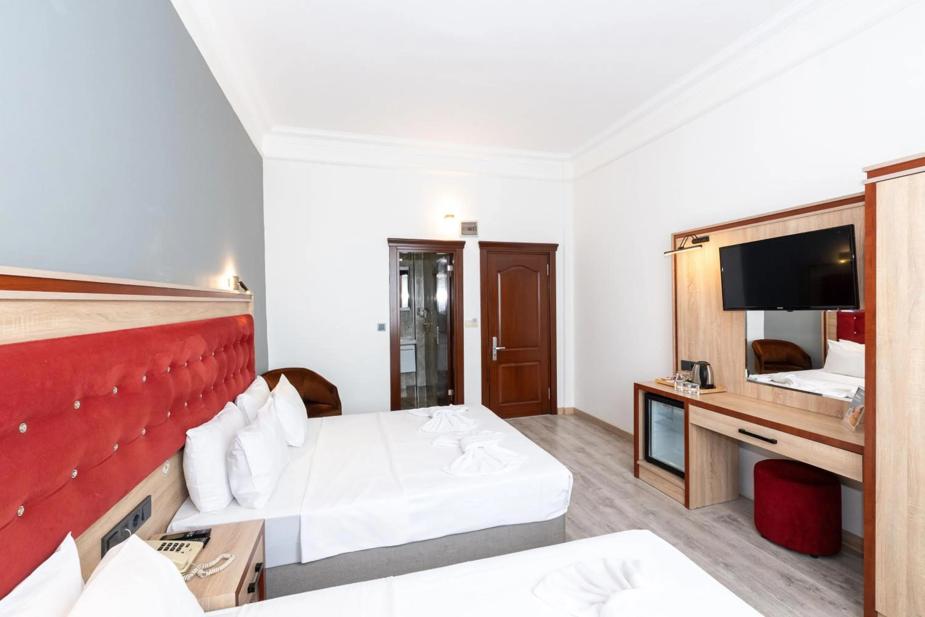 Communal lounge/ TV room, Bed in Olimpic Hotel