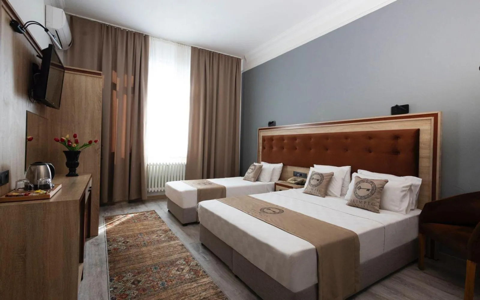 Communal lounge/ TV room, Bed in Olimpic Hotel