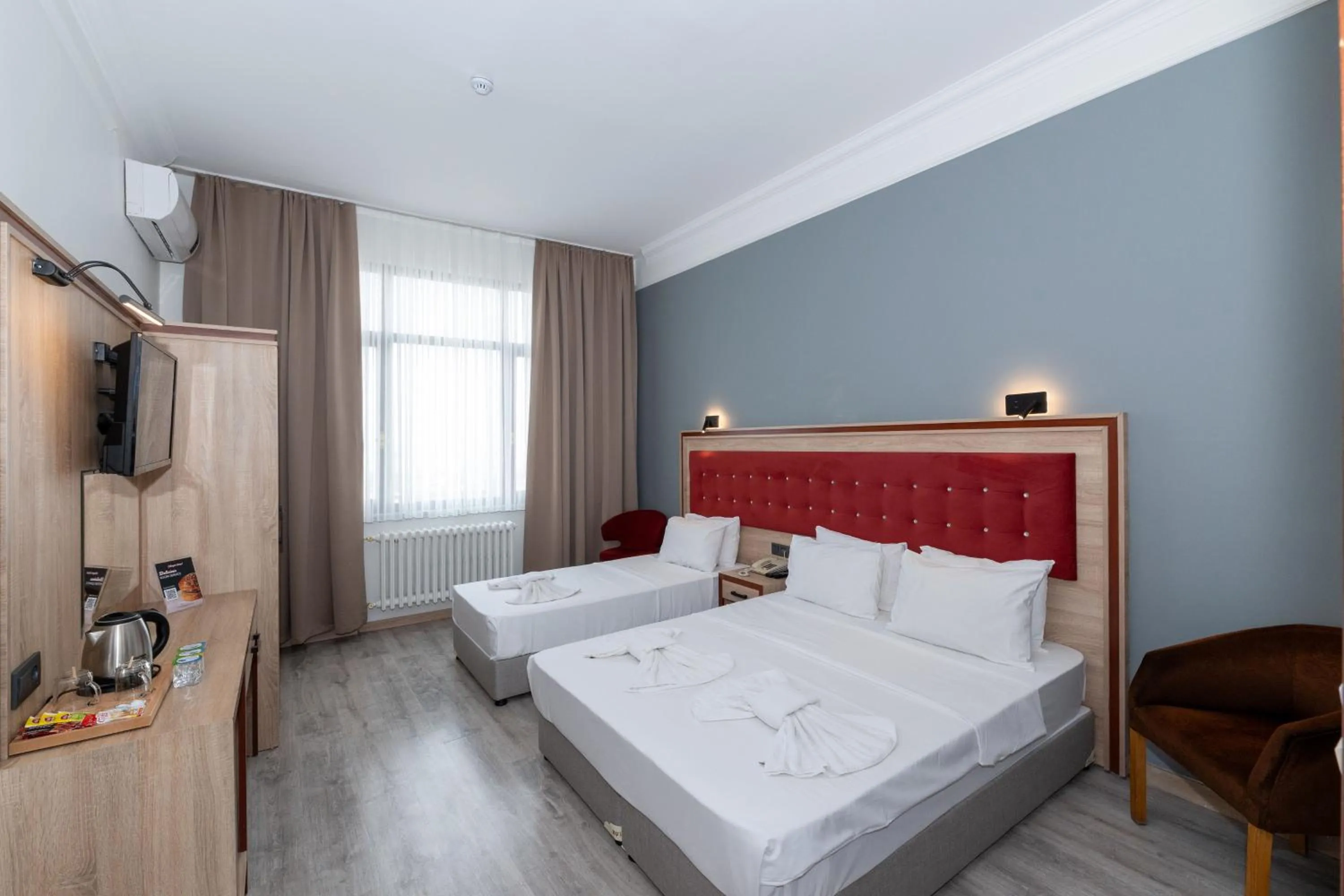 Communal lounge/ TV room, Bed in Olimpic Hotel