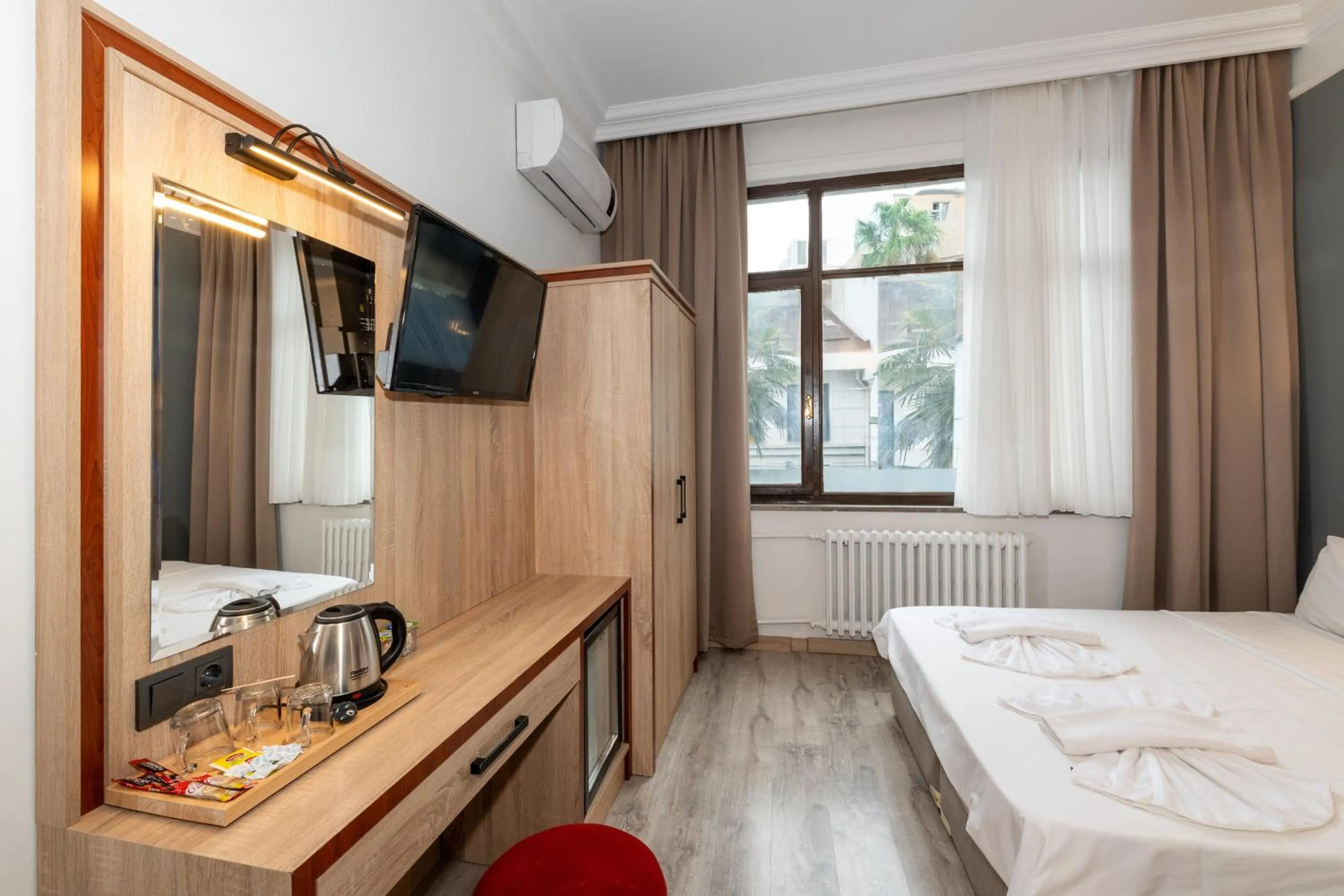 Coffee/tea facilities, Bed in Olimpic Hotel