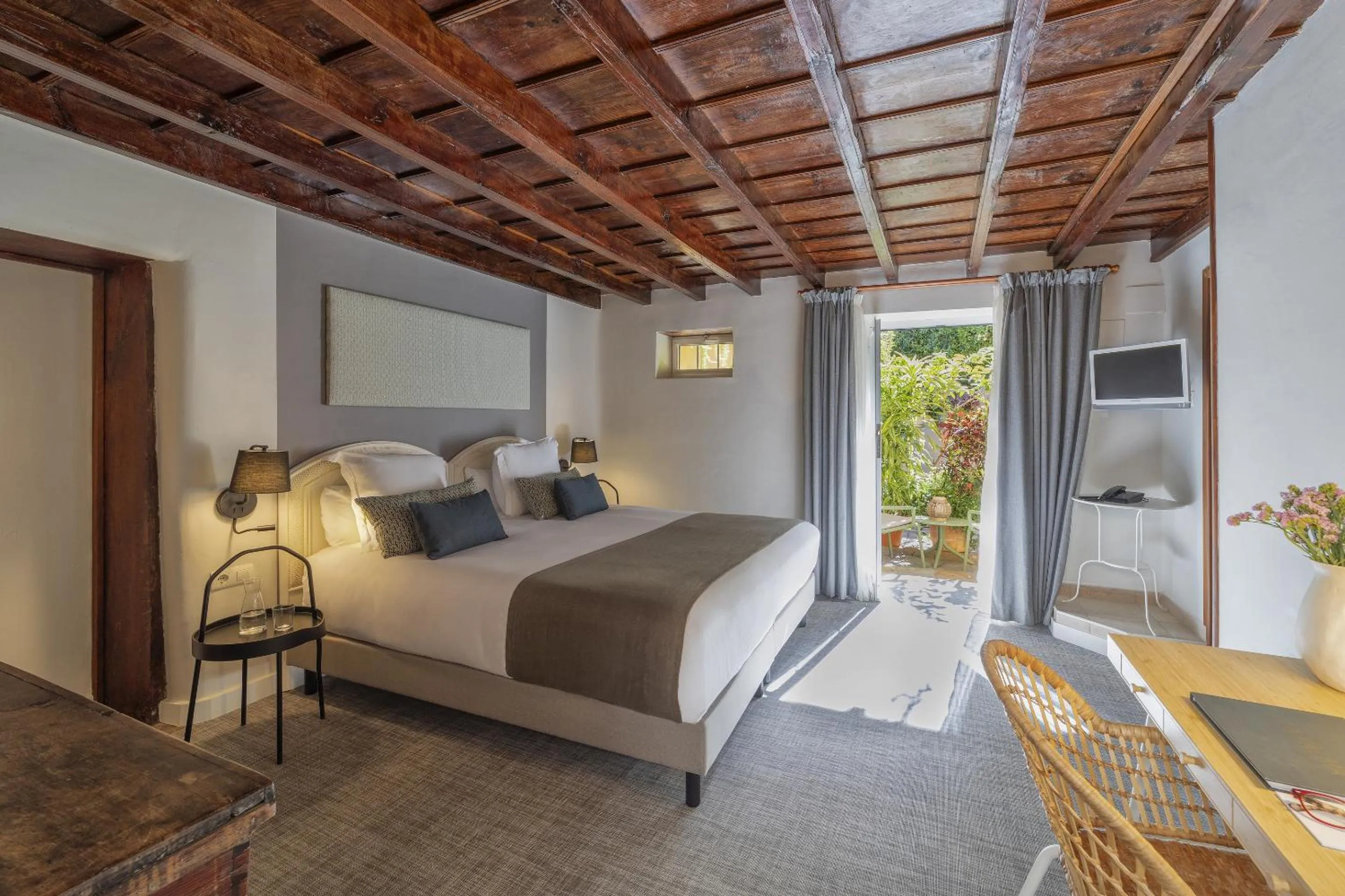 Photo of the whole room, Bed in Hotel San Telmo