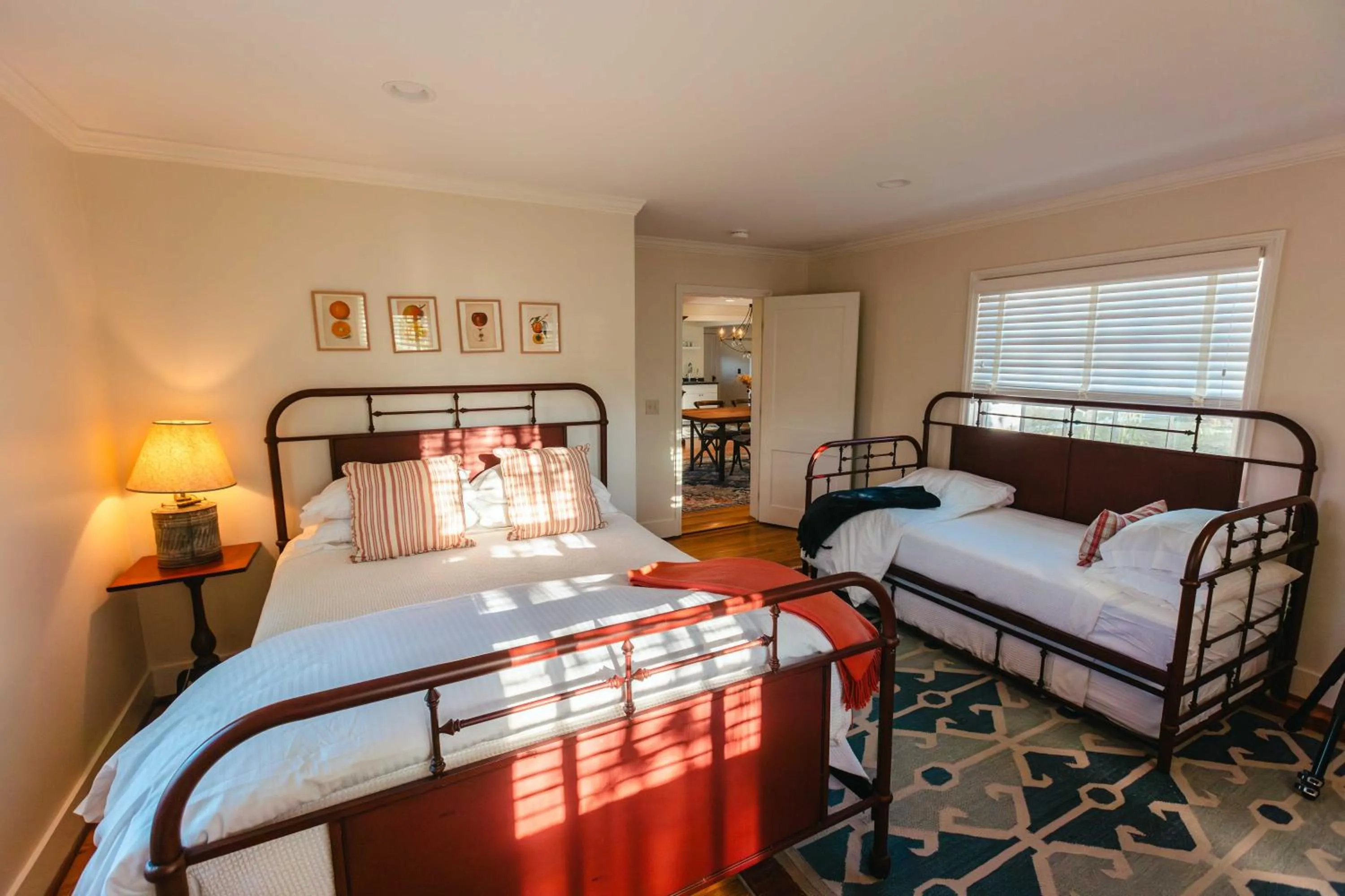 Bed in Hill Farm Inn - Manchester