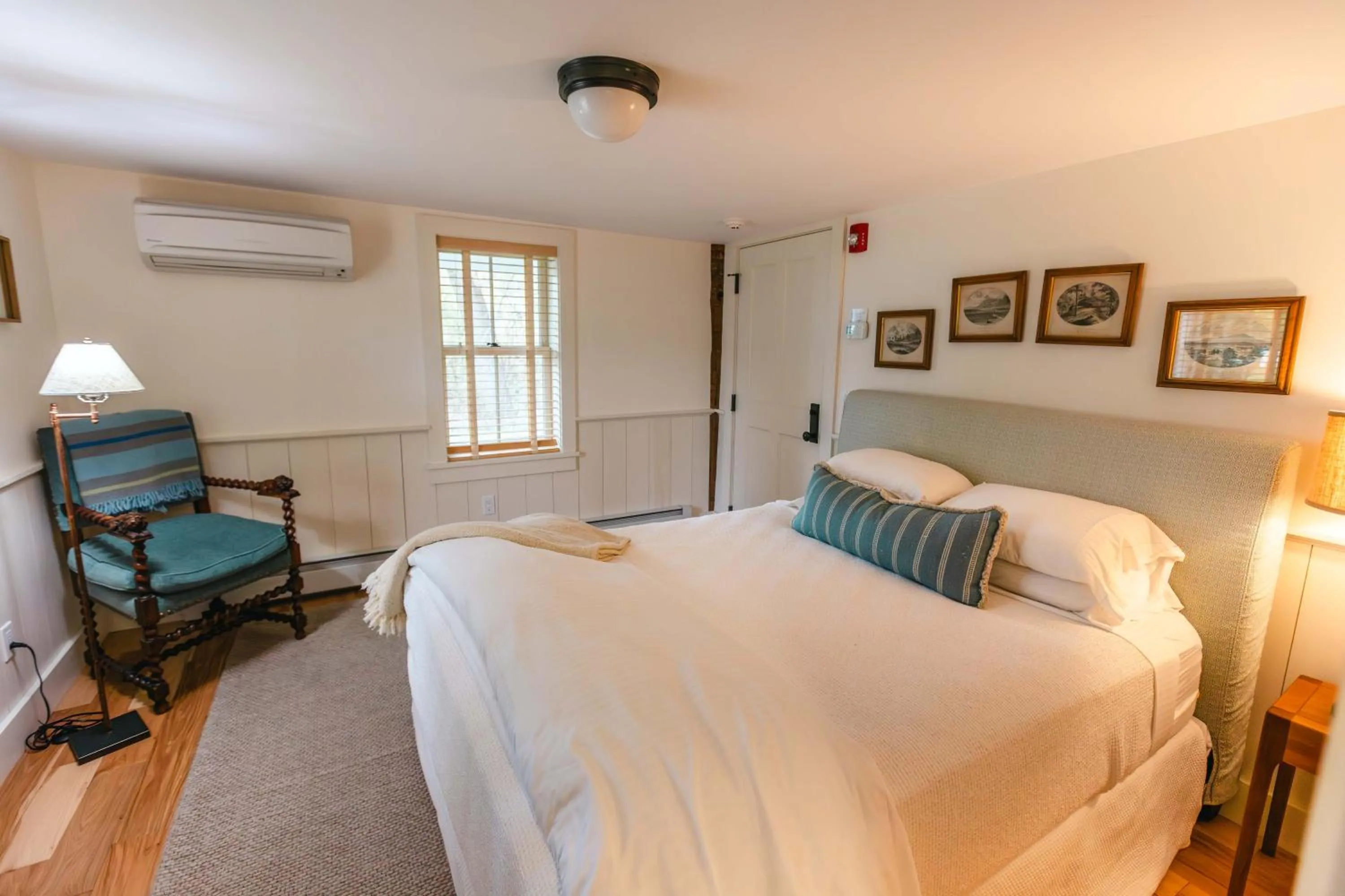 Photo of the whole room, Bed in Hill Farm Inn - Manchester