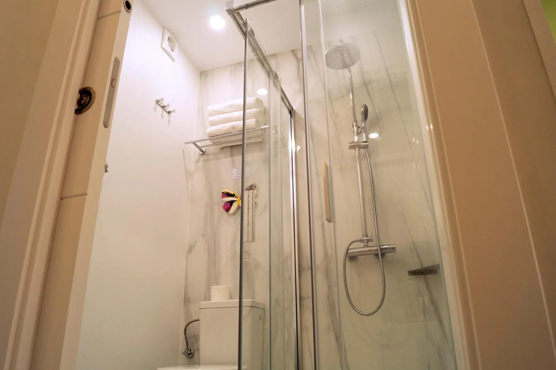 Bathroom in Chueca - Room Apartments