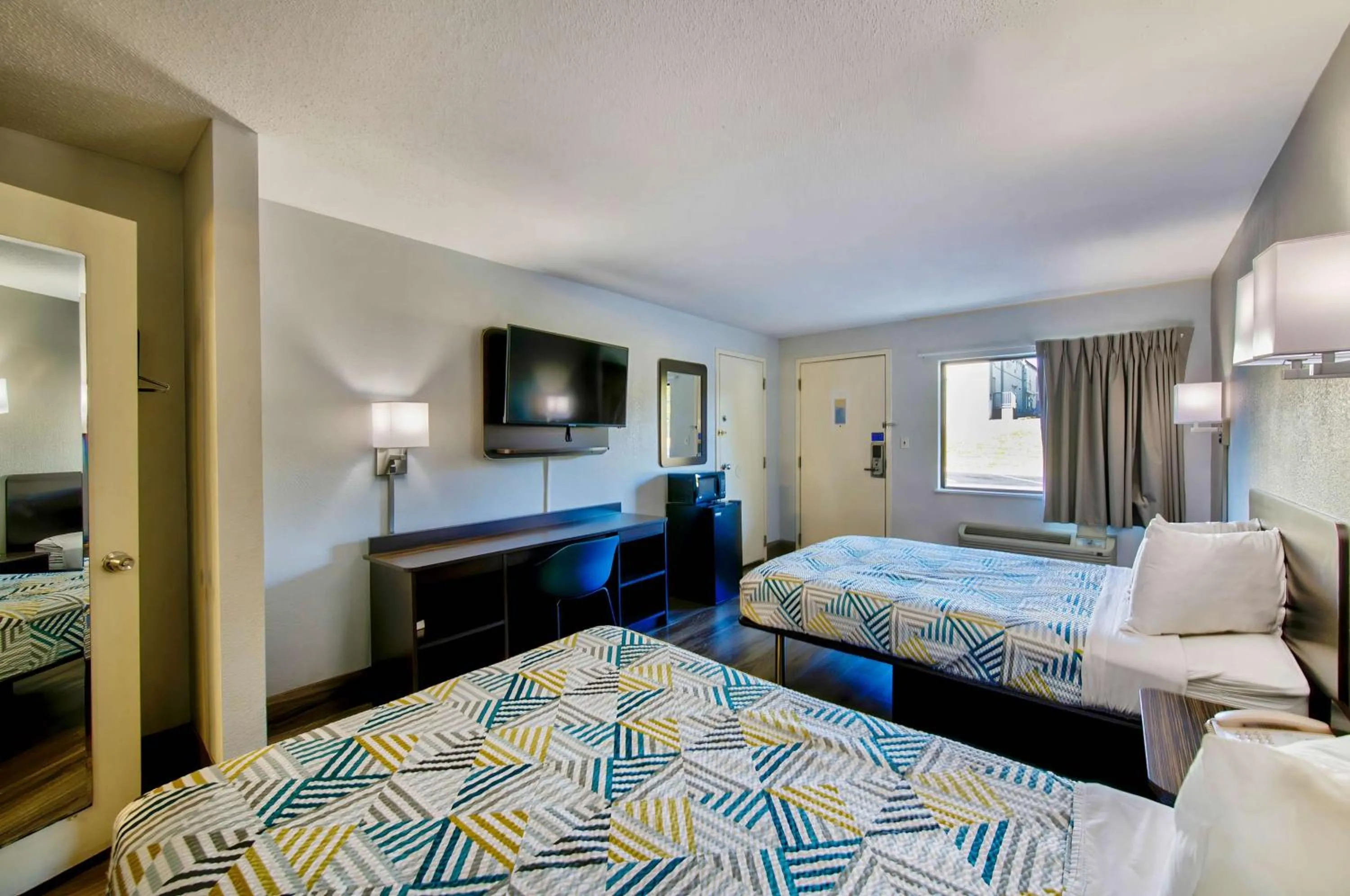 Bedroom, Bed in Studio 6 Birmingham, AL - Medical Center - Inverness Hwy 280