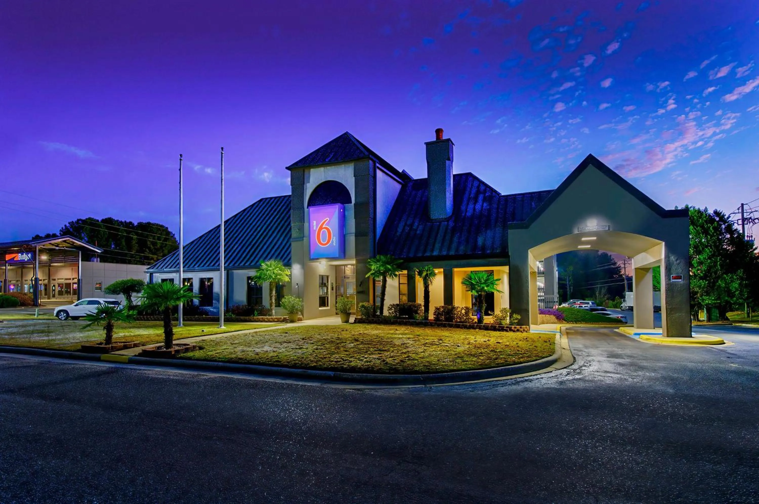 Property building in Studio 6 Birmingham, AL - Medical Center - Inverness Hwy 280