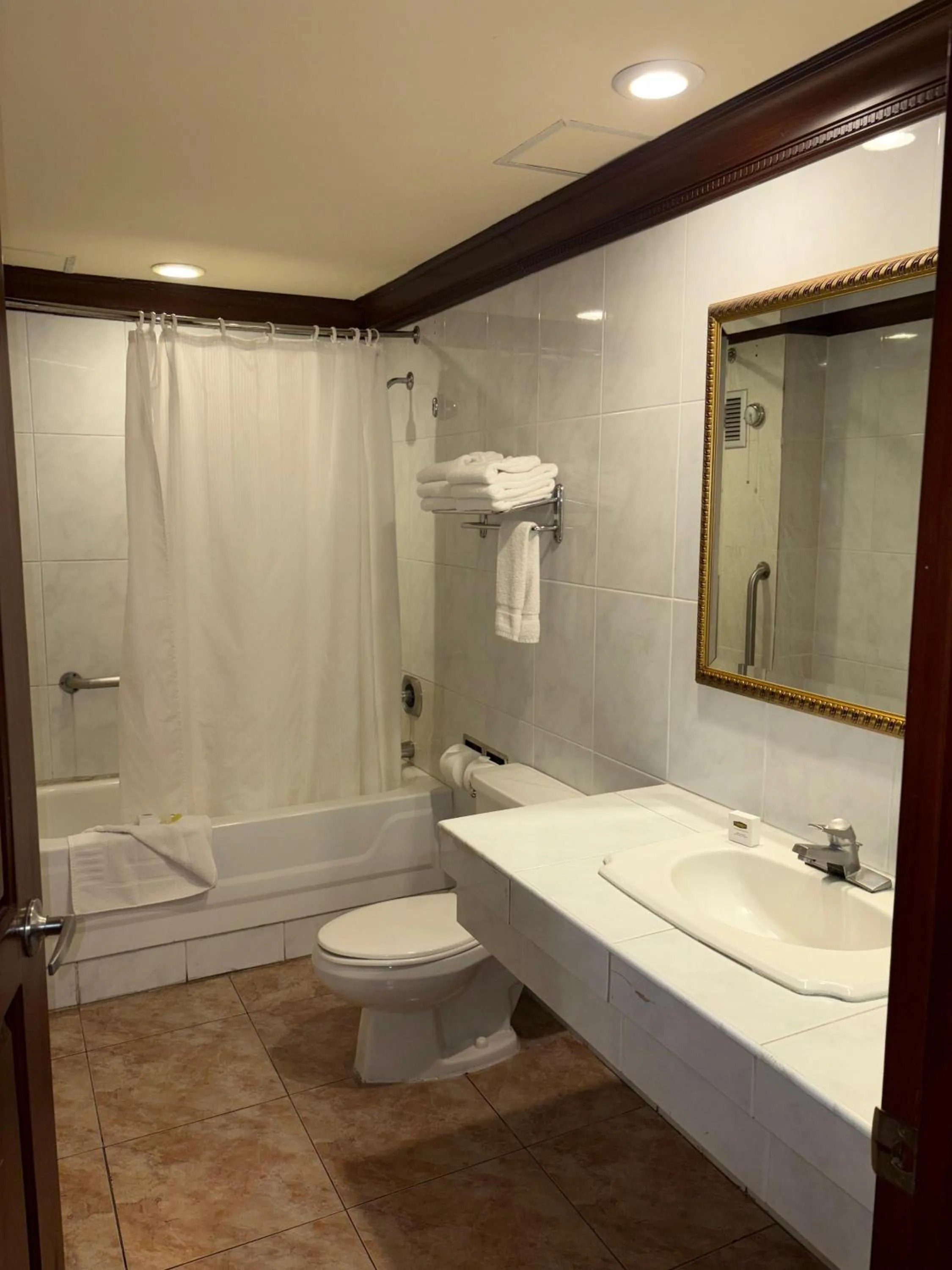 Bathroom in FLORENCIA PLAZA HOTEL