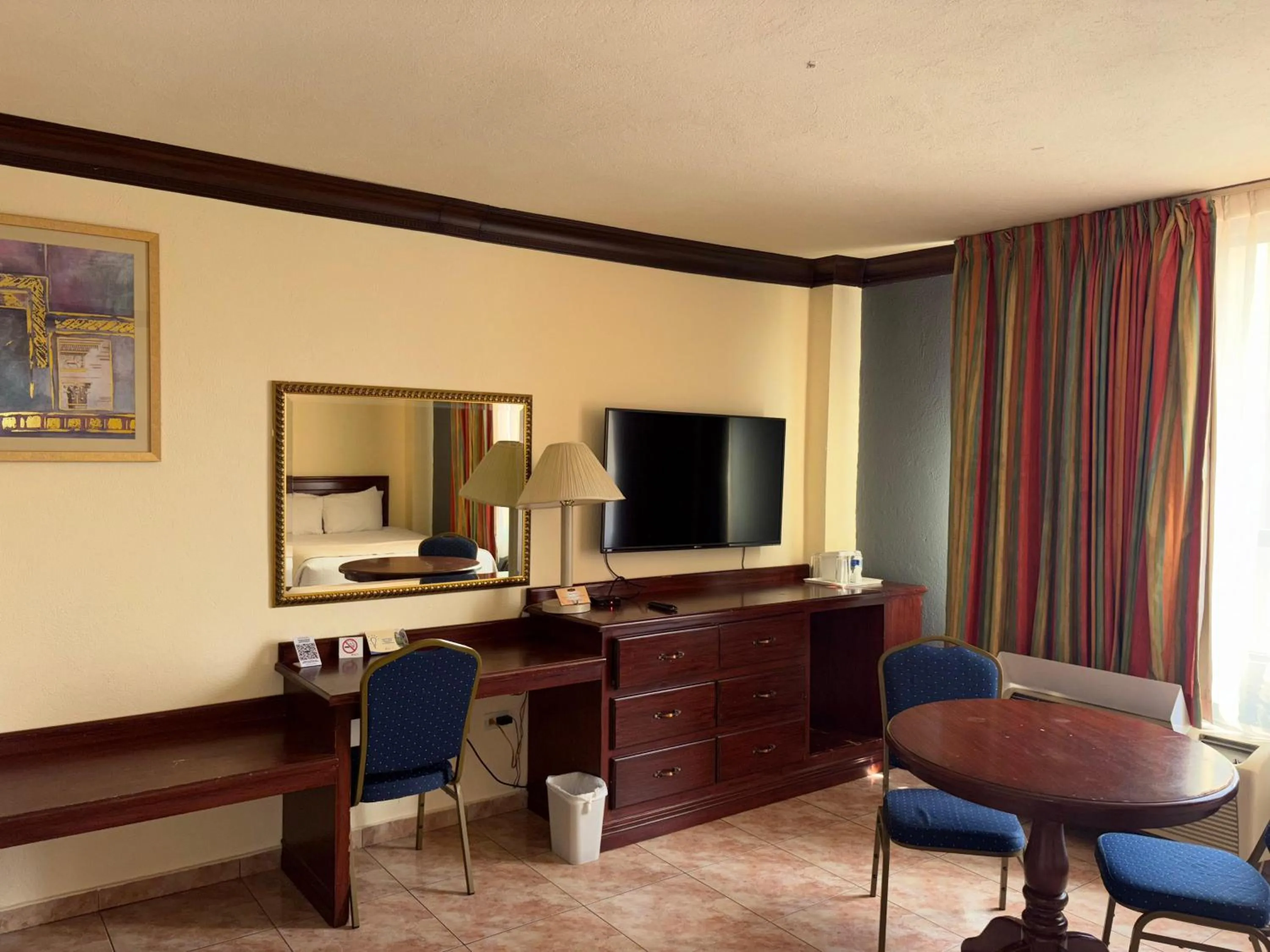 Communal lounge/ TV room in FLORENCIA PLAZA HOTEL