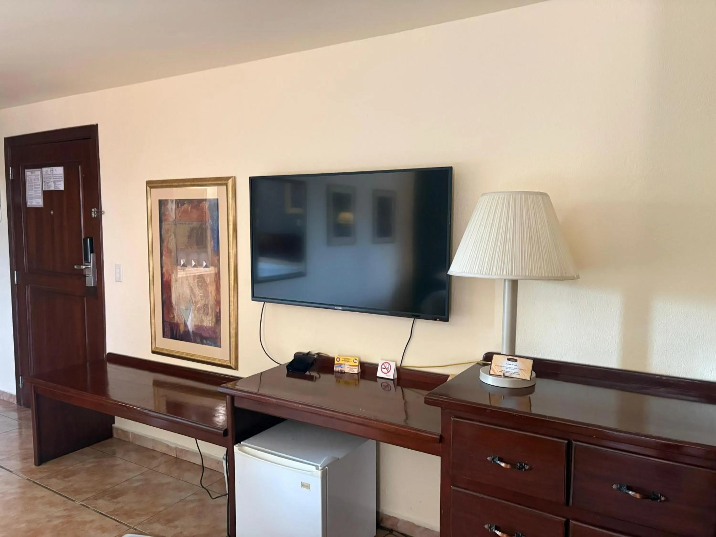 Communal lounge/ TV room in FLORENCIA PLAZA HOTEL