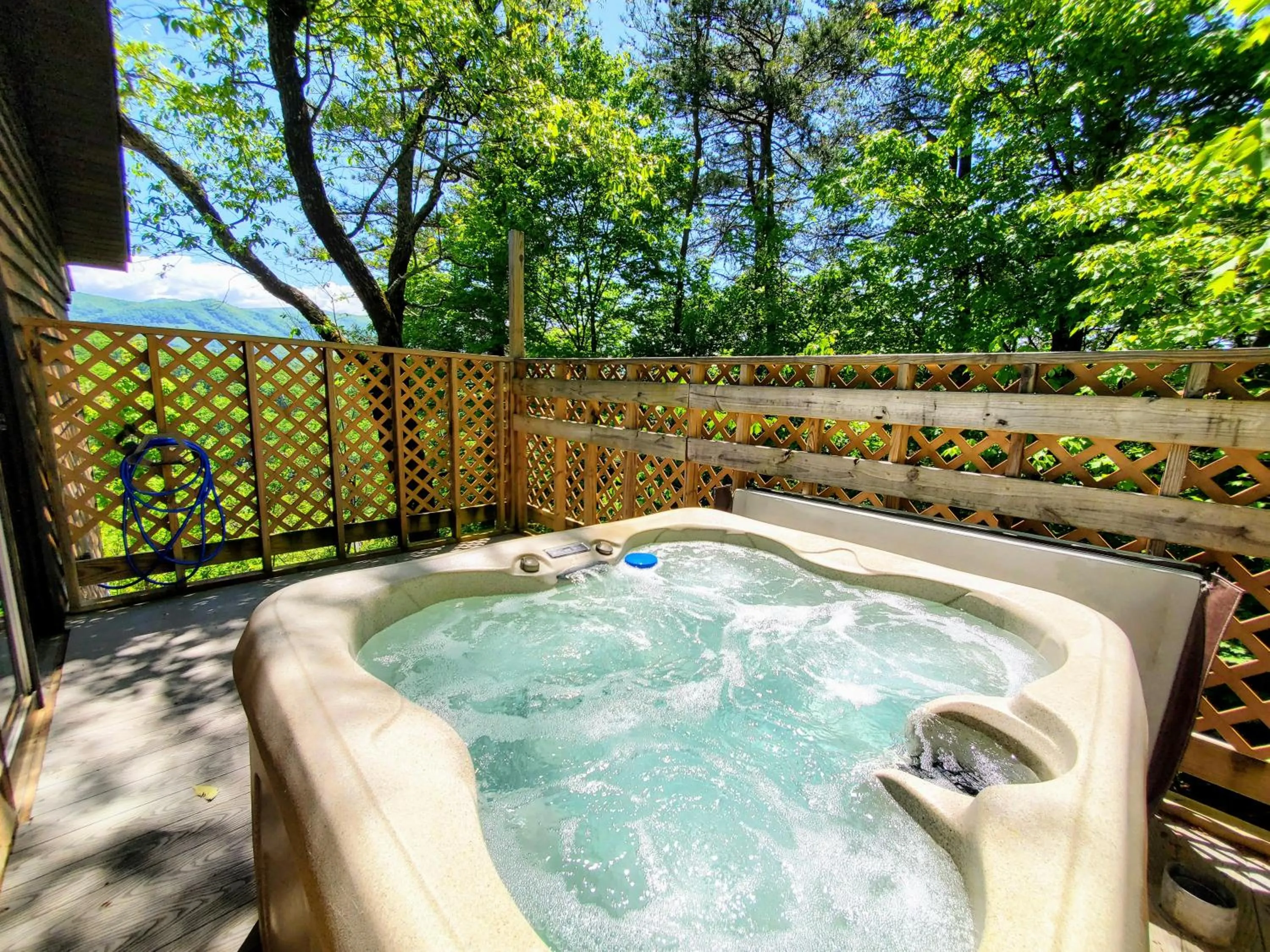 Day in FREE Tickets-Mountain Ridge 2 King Bedrooms, Hot Tub, Mountain Views