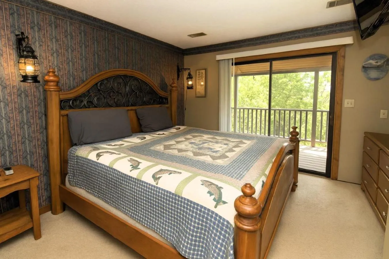 Bed in FREE Tickets-Mountain Ridge 2 King Bedrooms, Hot Tub, Mountain Views