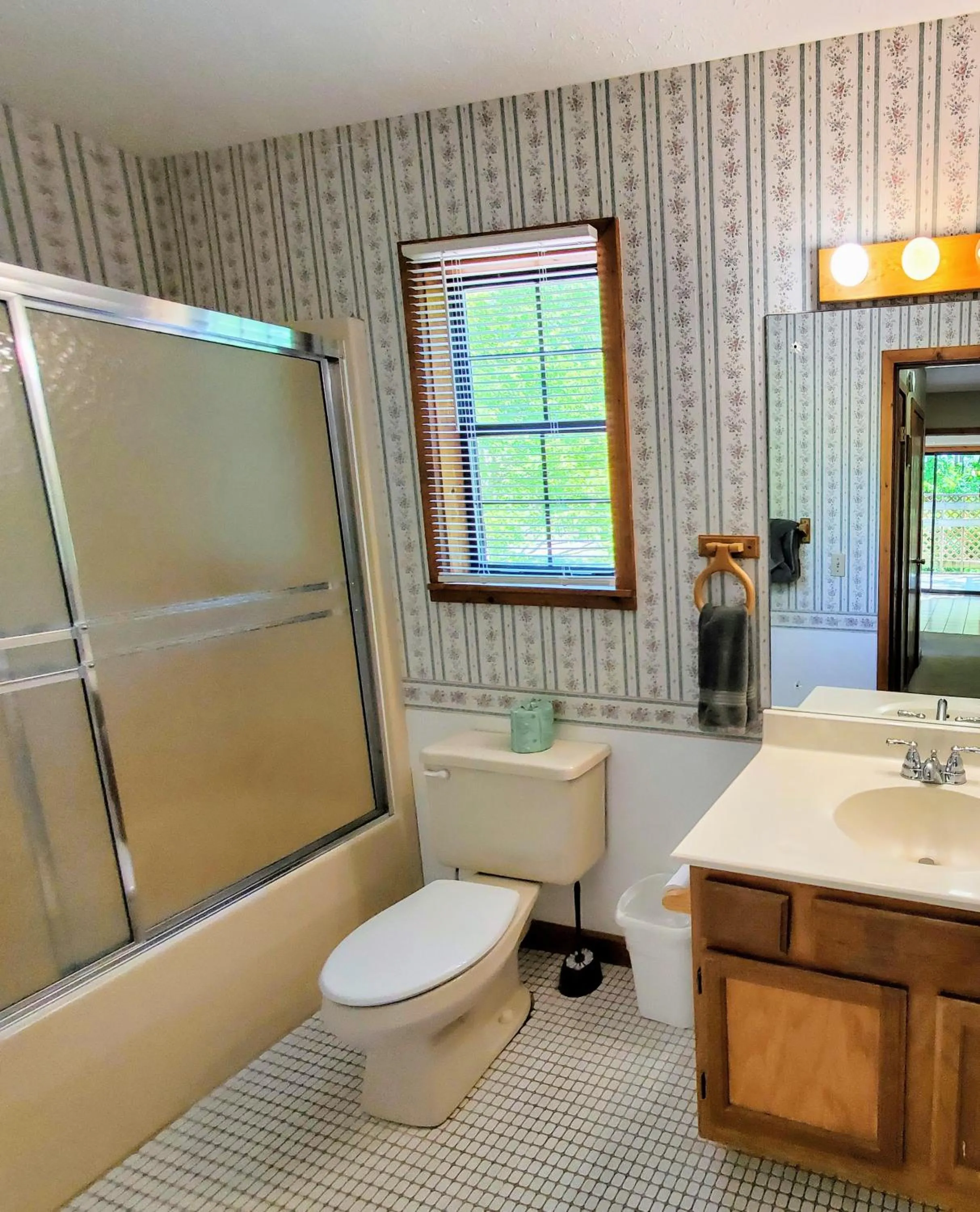 Shower in FREE Tickets-Mountain Ridge 2 King Bedrooms, Hot Tub, Mountain Views