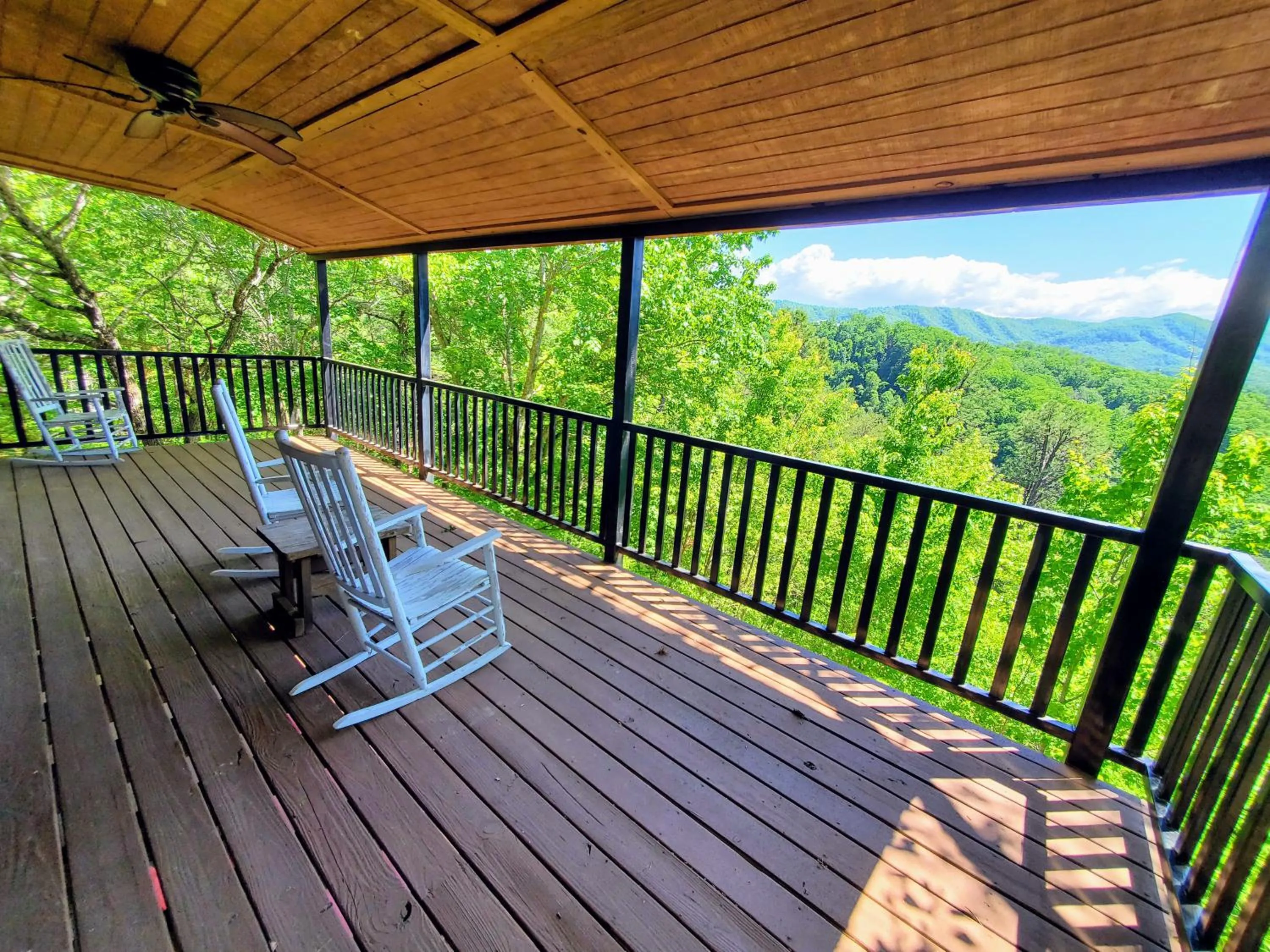 Patio in FREE Tickets-Mountain Ridge 2 King Bedrooms, Hot Tub, Mountain Views