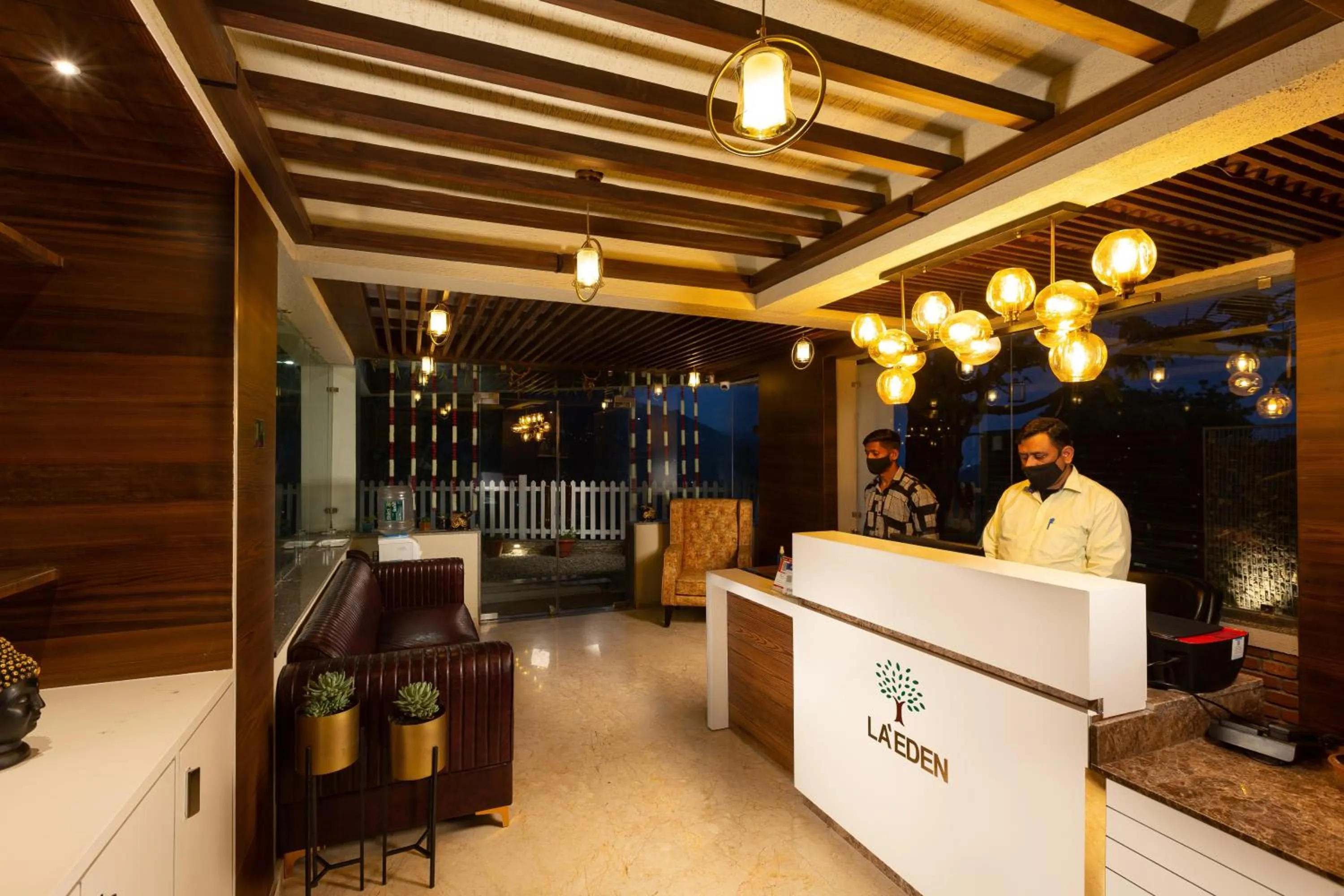 Communal lounge/ TV room in Hotel LA Eden