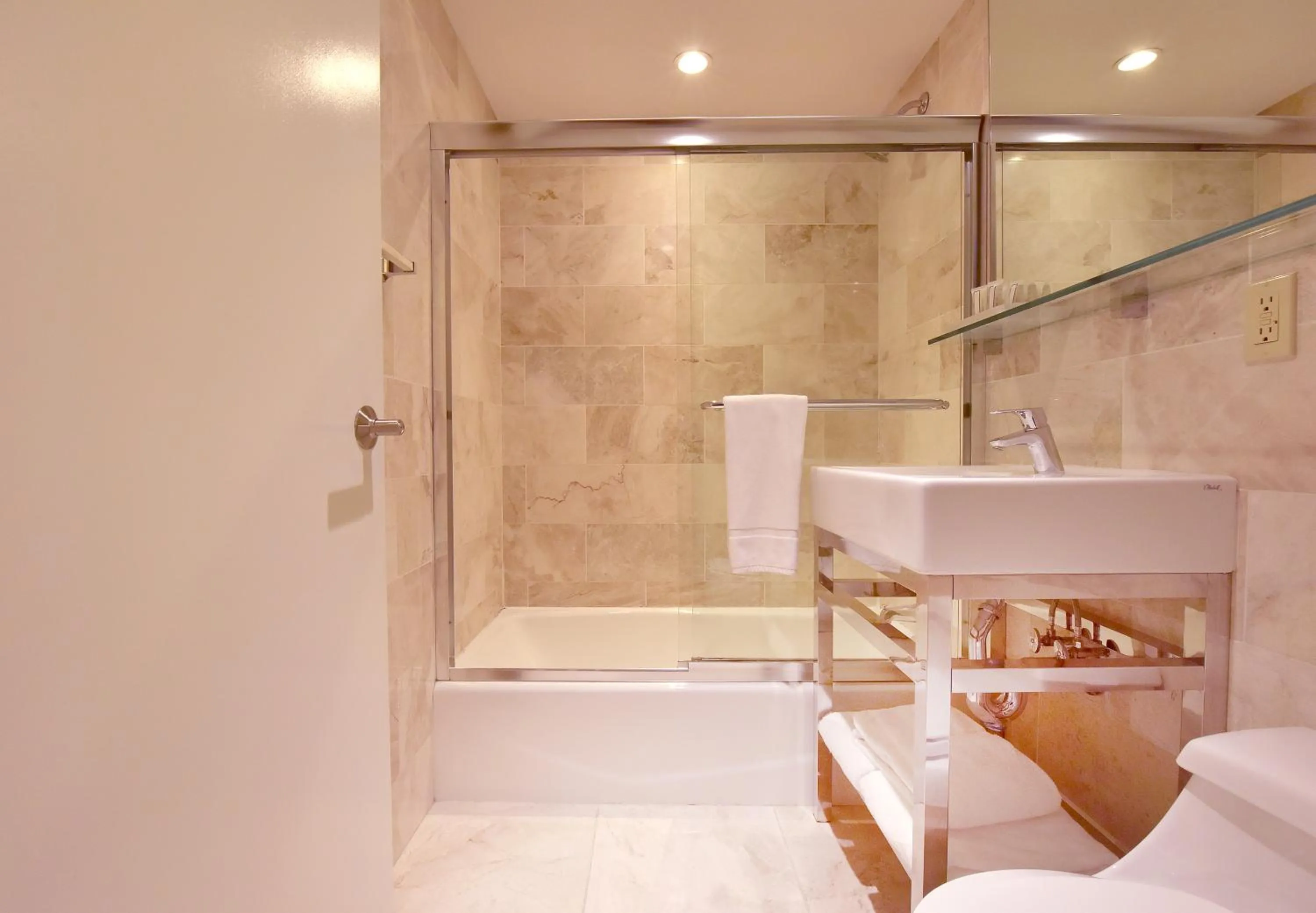 Shower in Hotel 32 32