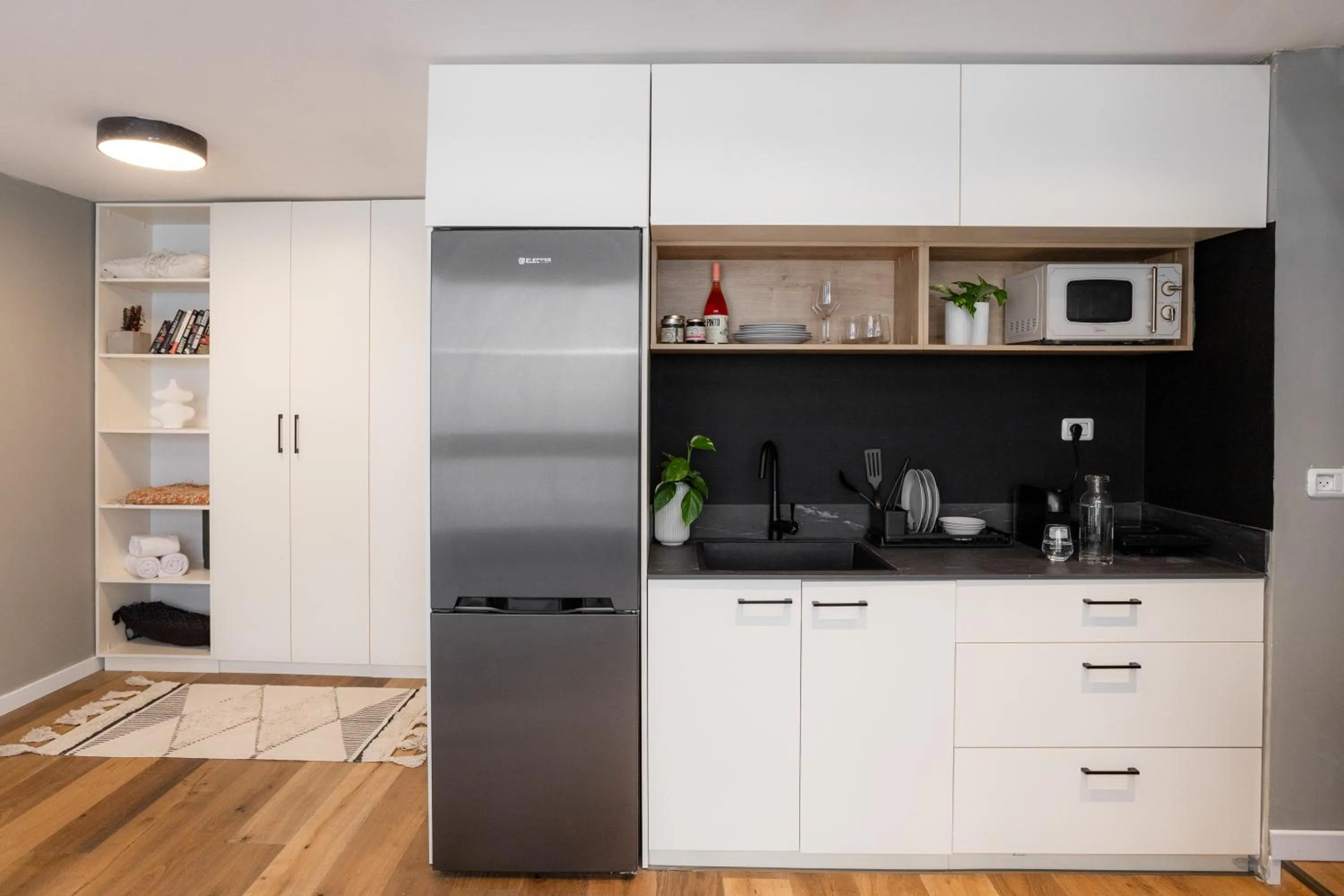 Kitchen or kitchenette in DeBlox living - Alhambra Apartments