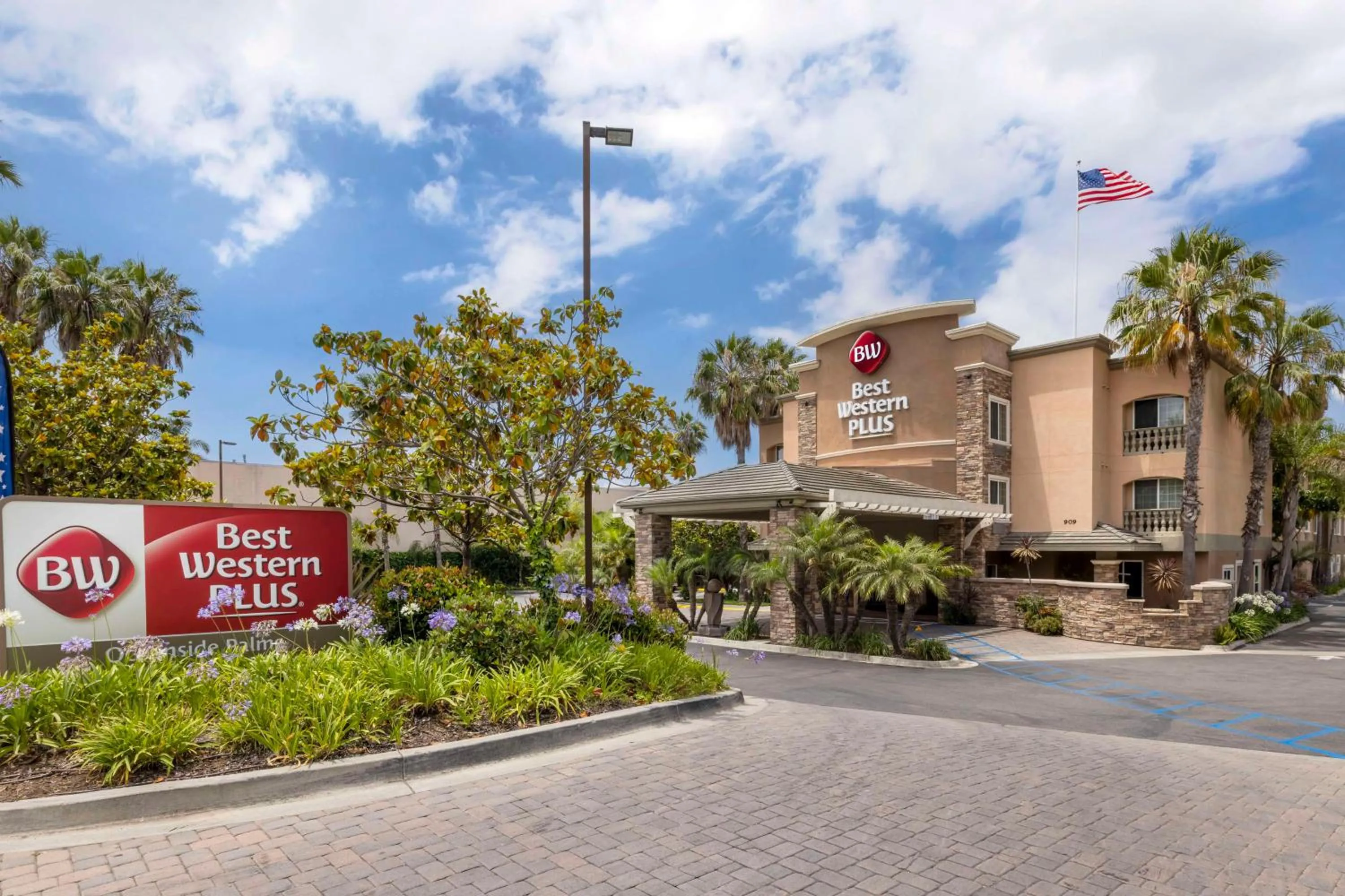 Property building in Best Western Plus Oceanside Palms