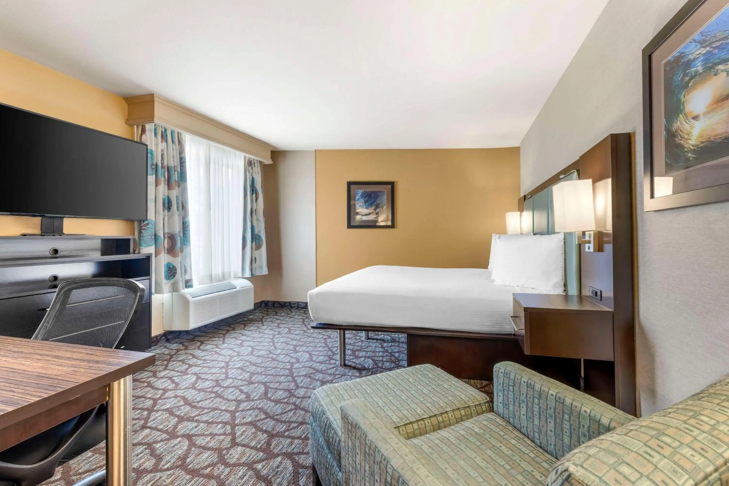 Bedroom, Bed in Best Western Plus Oceanside Palms