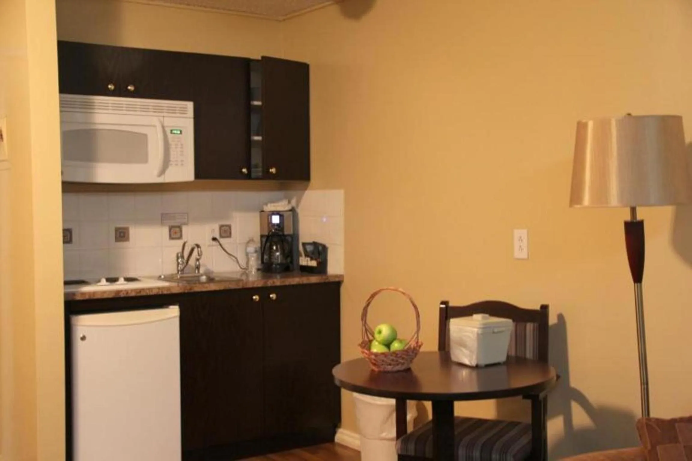 Kitchen or kitchenette in Acorn Motel