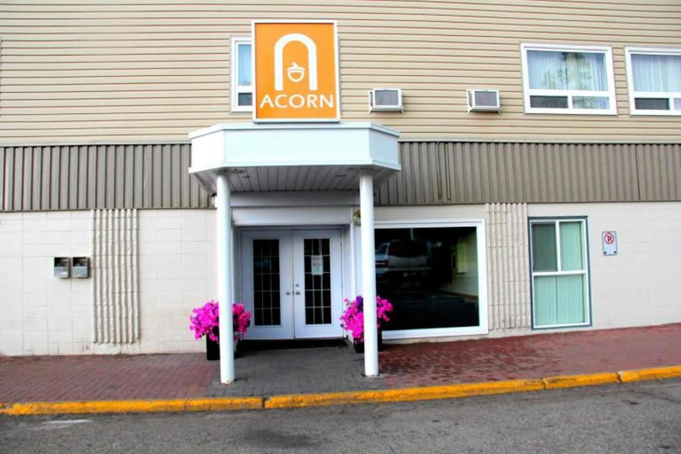 Facade/entrance in Acorn Motel