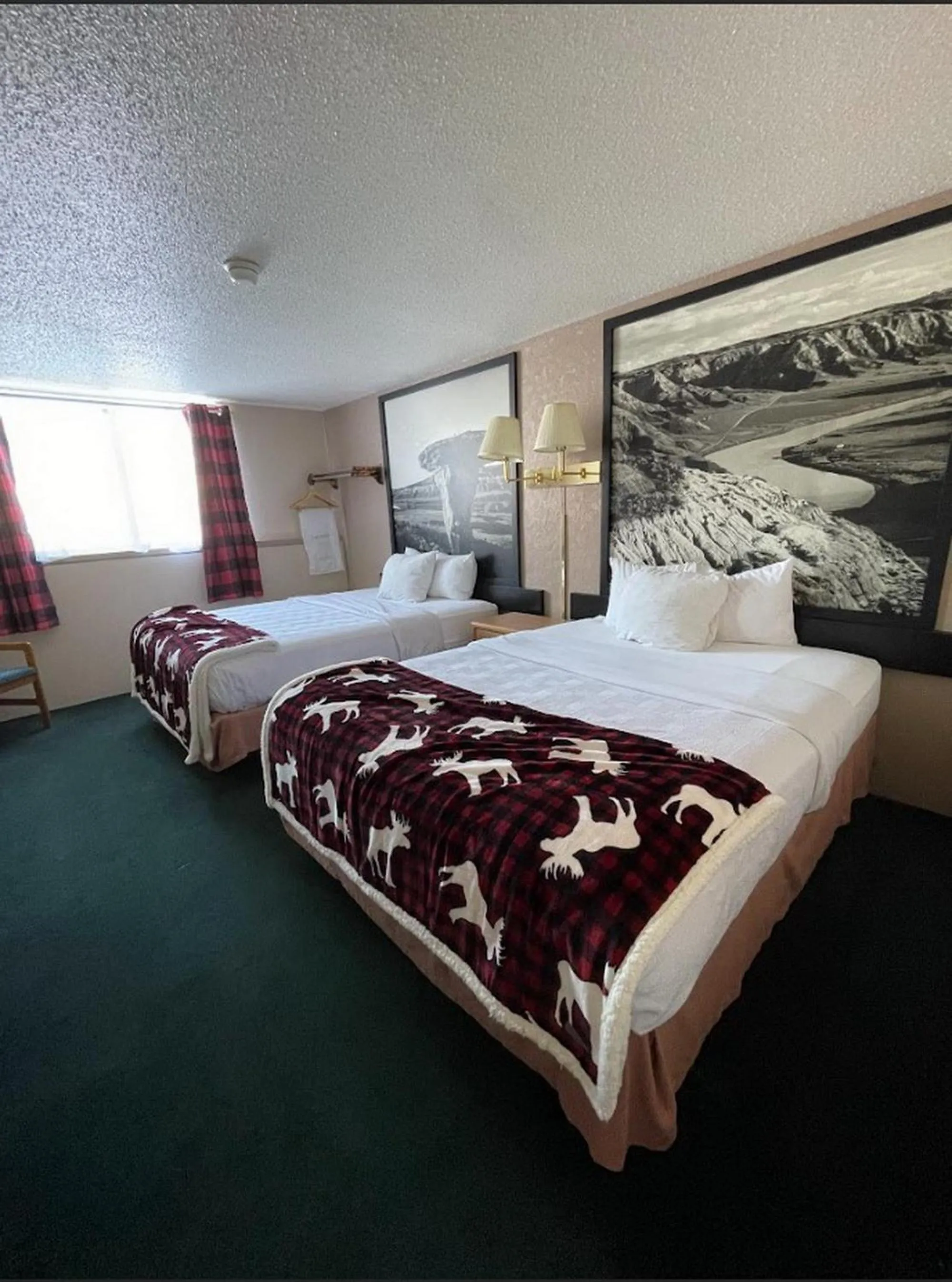 Bedroom, Bed in Glendive Lodge